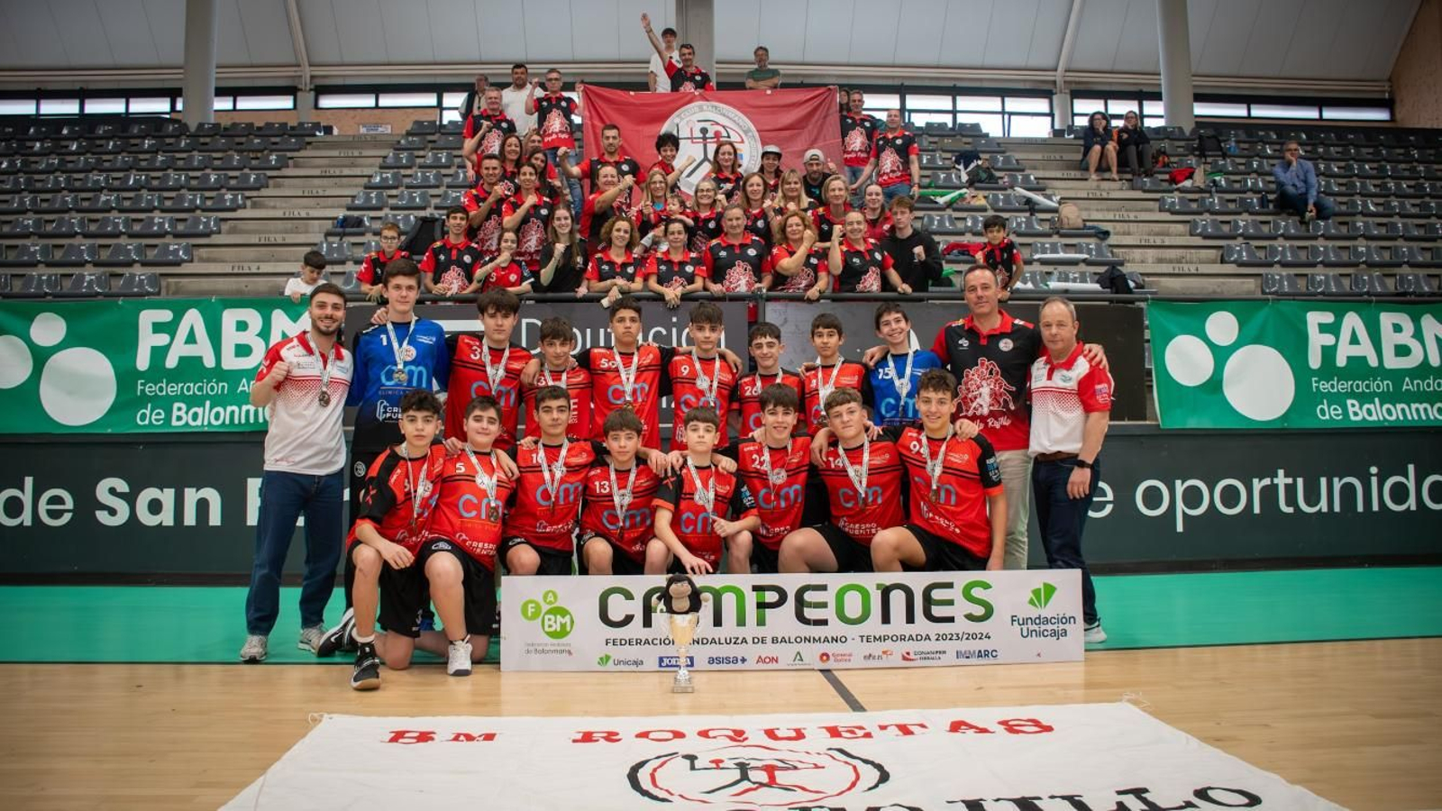 Los chicos posan con la medalla de oro en este campeonato autonómico.