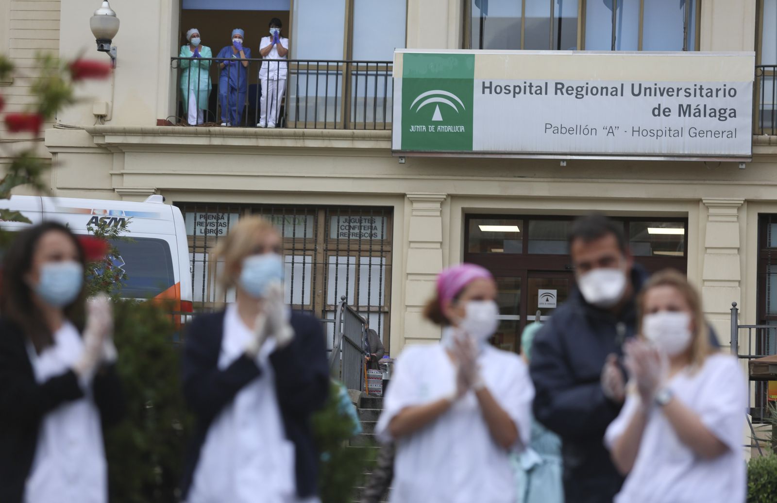 Coronavirus en Málaga: Aplausos que emocionan en el hospital Regional, en fotos