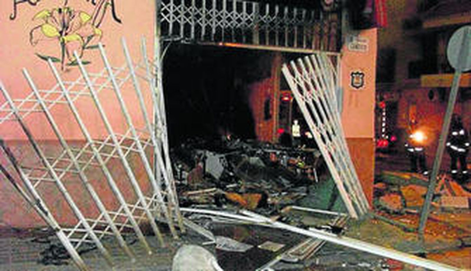El local quedó completamente destrozado tras la explosión.