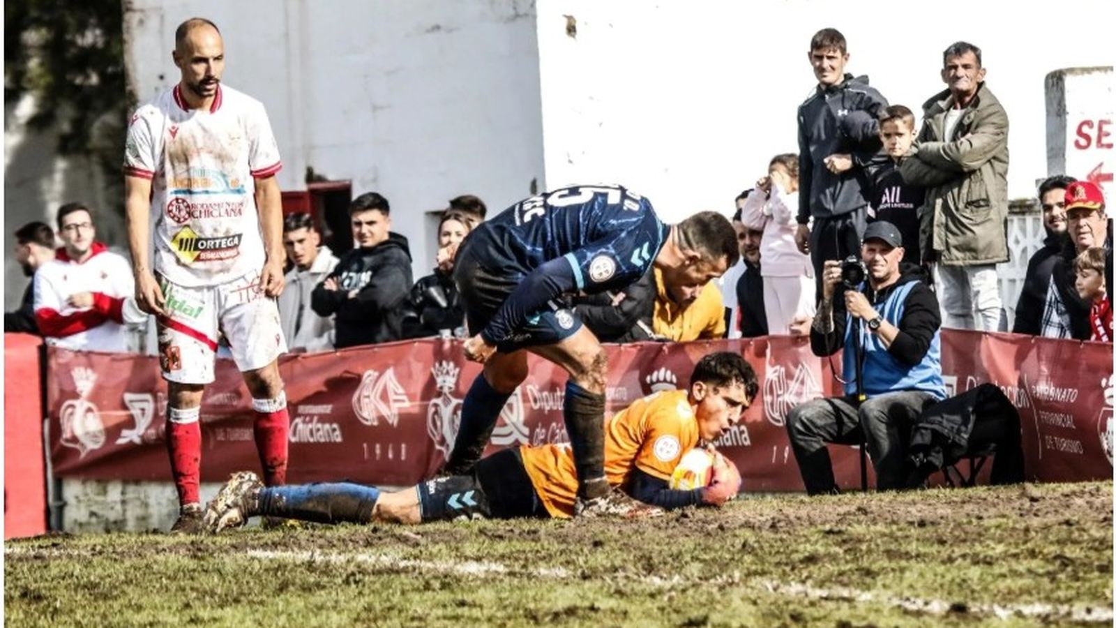 Chey, durante sus minutos como portero en el Chiclana-Balona