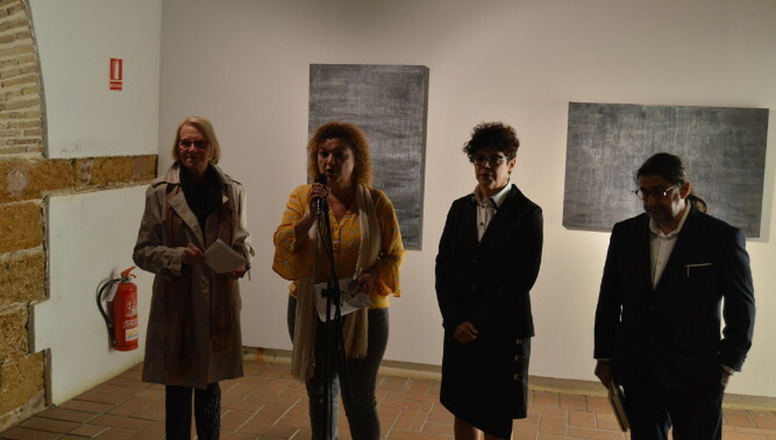 Laure Lachéroy, Eva Tubío, la artista María Jesús Casermeiro y Manuel García durante el acto de presentación.