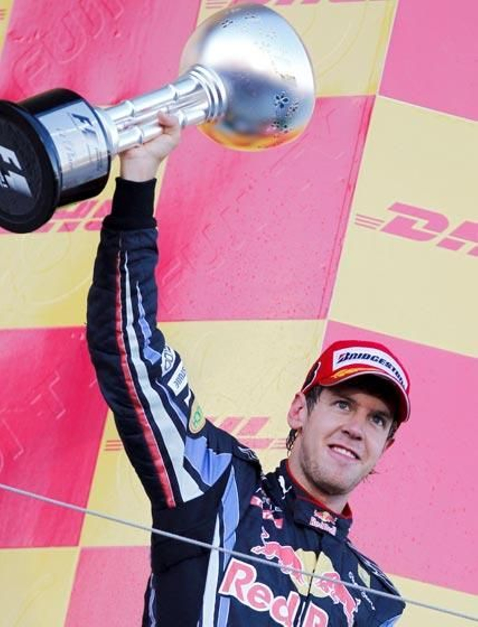 Fernando Alonso logra superar el peor circuito que le quedaba para Ferrari F10 con un tercer puesto detrás de los Red Bull del alemán Sebastian Vettel y del australiano Mark Webber

Foto: efe