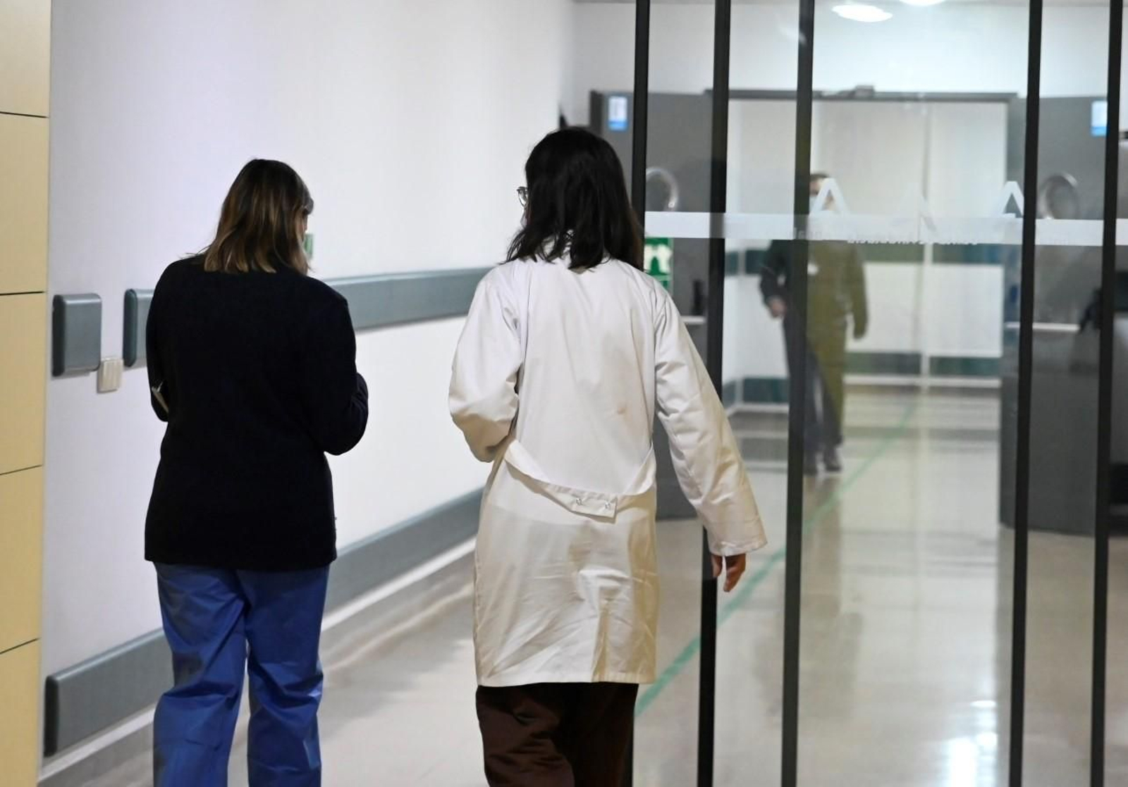 Dos profesionales sanitarias caminan por uno de los pasillos del Hospital Reina Sofía.