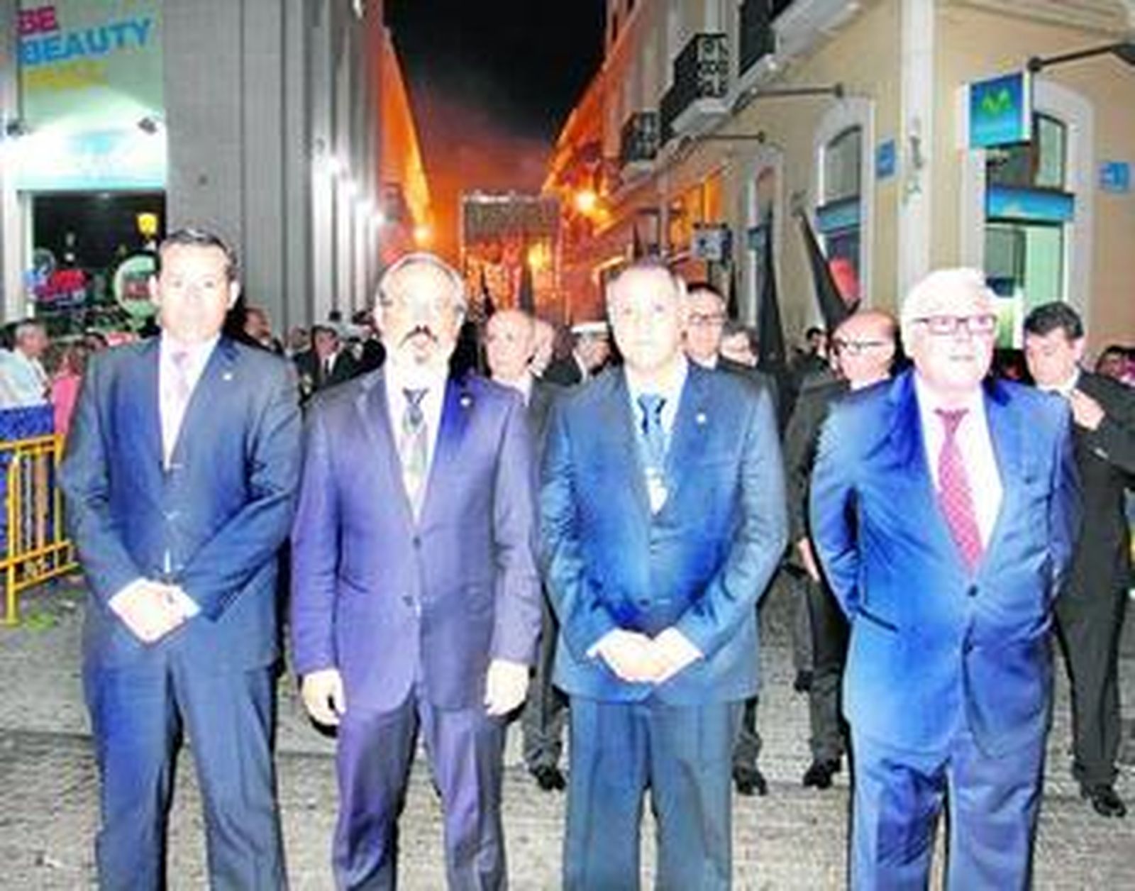 Los hermanos mayores se situaron ante el palio del Valle.