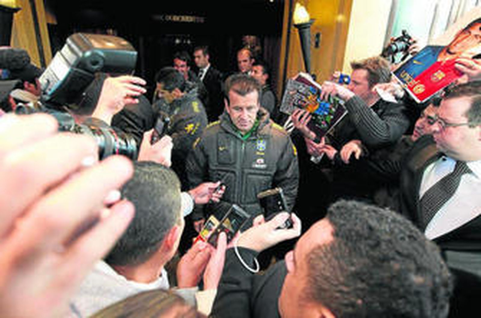 Dunga, a la puerta del hotel londinense donde se encuentra concentrada la selección de Brasil.