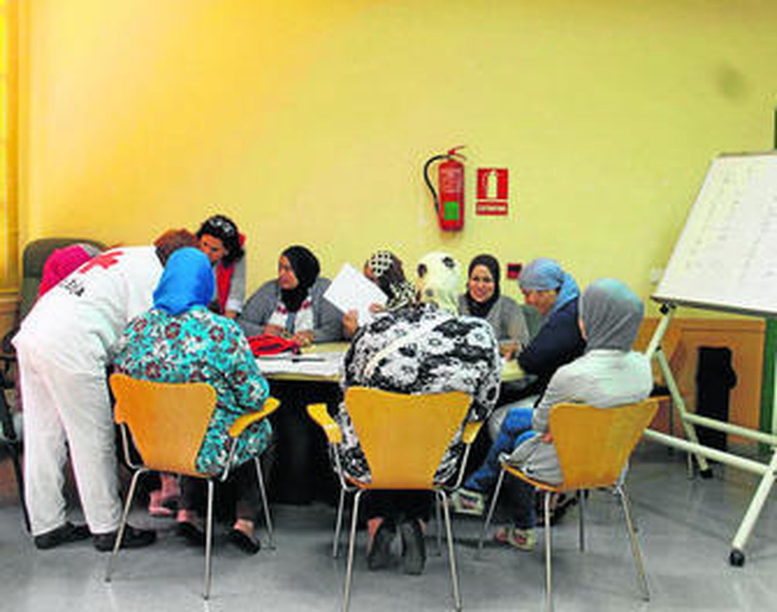 Un grupo de mujeres de habla árabe aprenden español gracias a un curso de Cruz Roja.