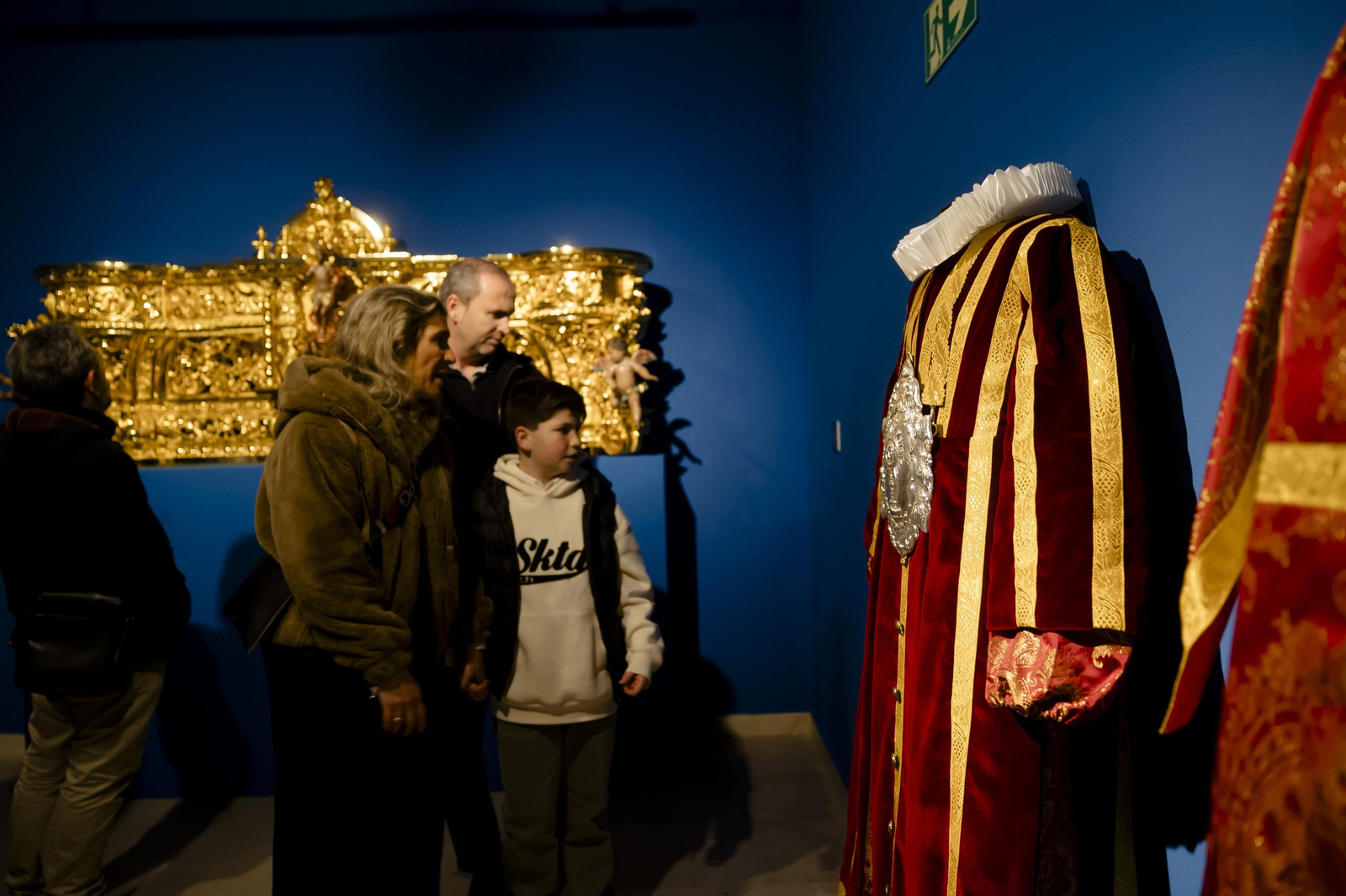 Imágenes de la exposición "Estrenos Semana Santa 2024" en la sede de la Fundación Cajasol