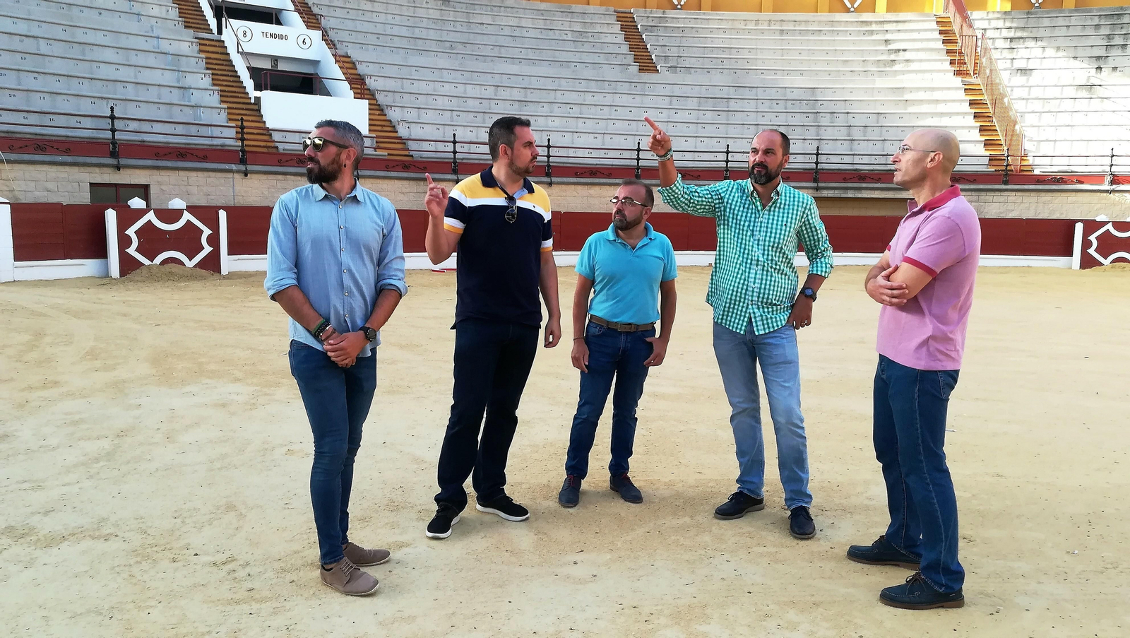 Alconchel, junto a técnicos municipales y de la empresa, en el coso de La Montera