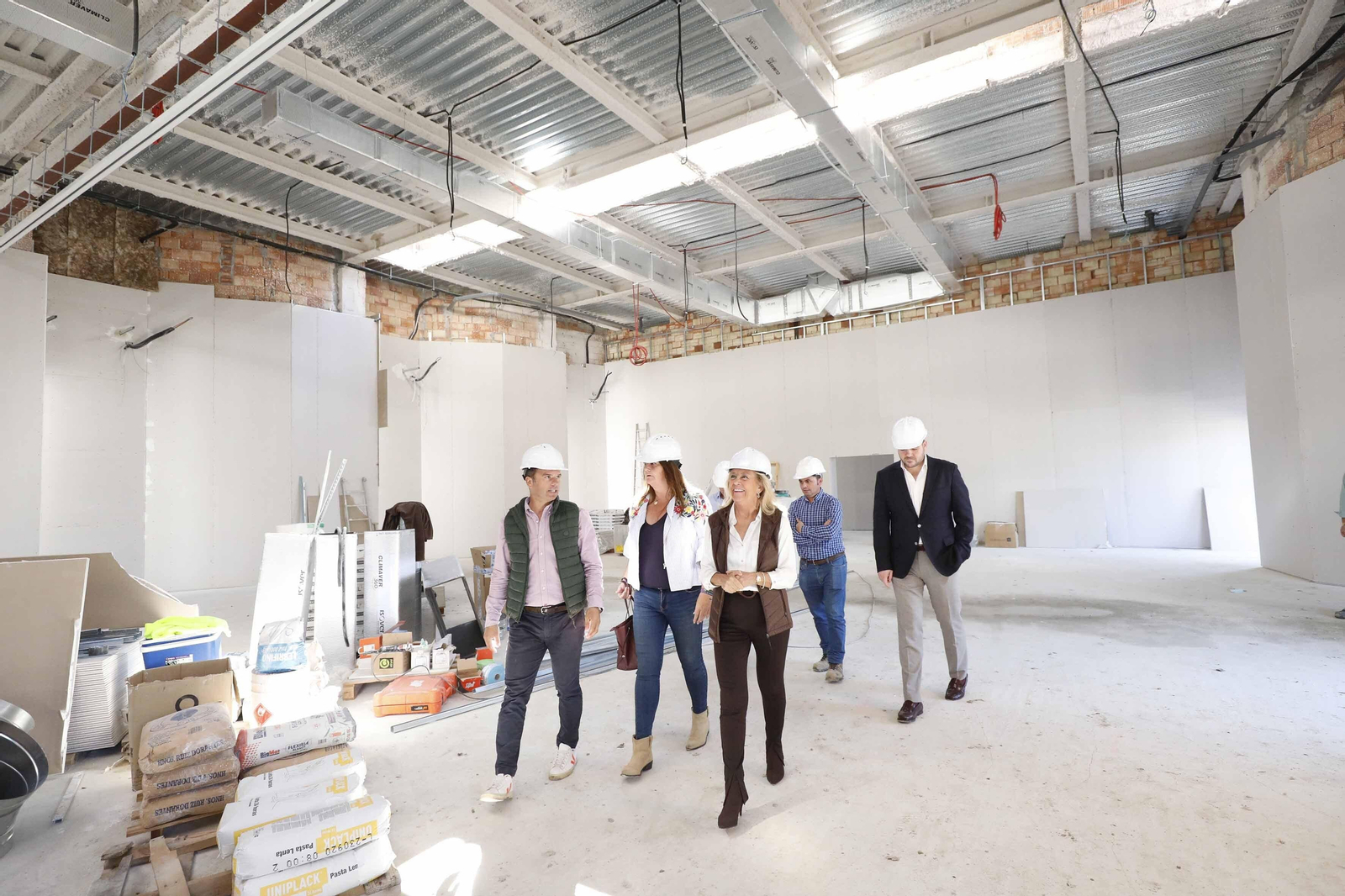 La visita institucional al Centro Polivalente de Nueva Andalucía.