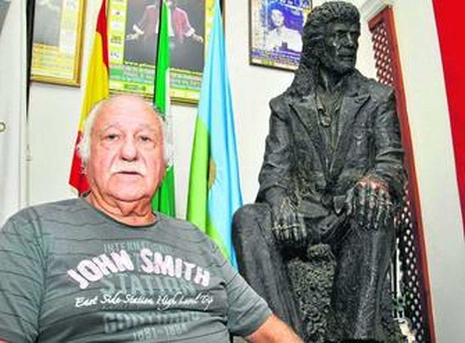 Ricardo Pachón, junto a una estatua de Camarón, hace unos días en la peña Camarón de La Isla.