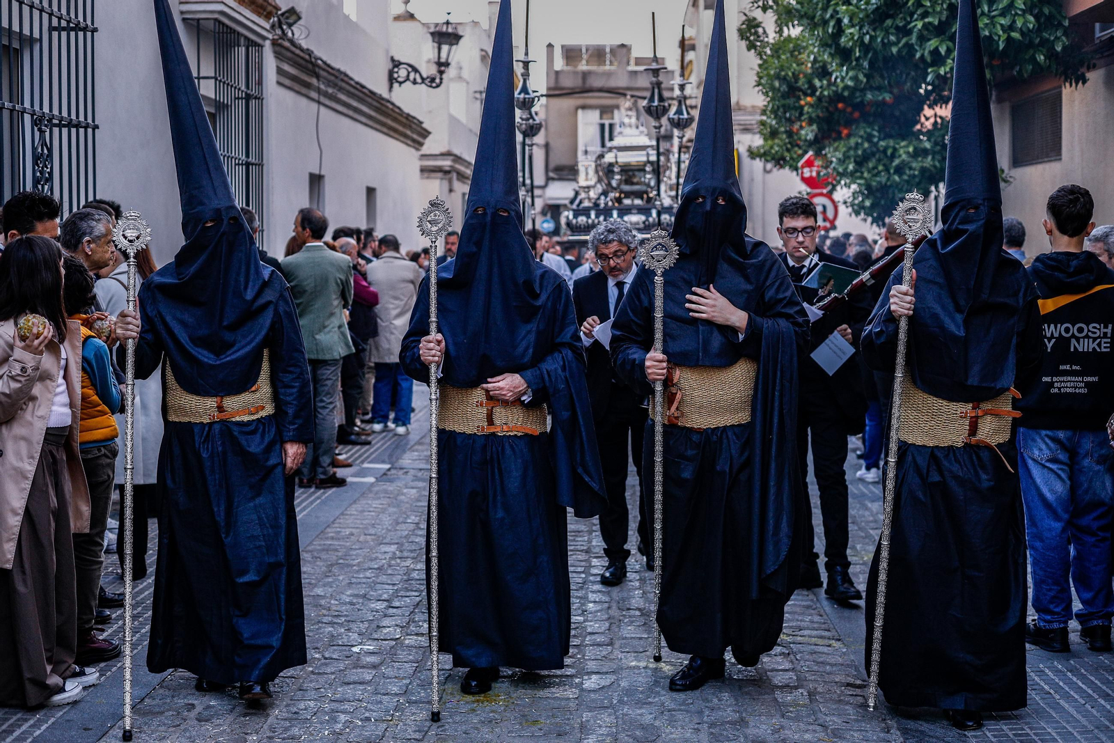 Imágenes de la salida de Santo Entierro en la Semana Santa de San Fernando 2025