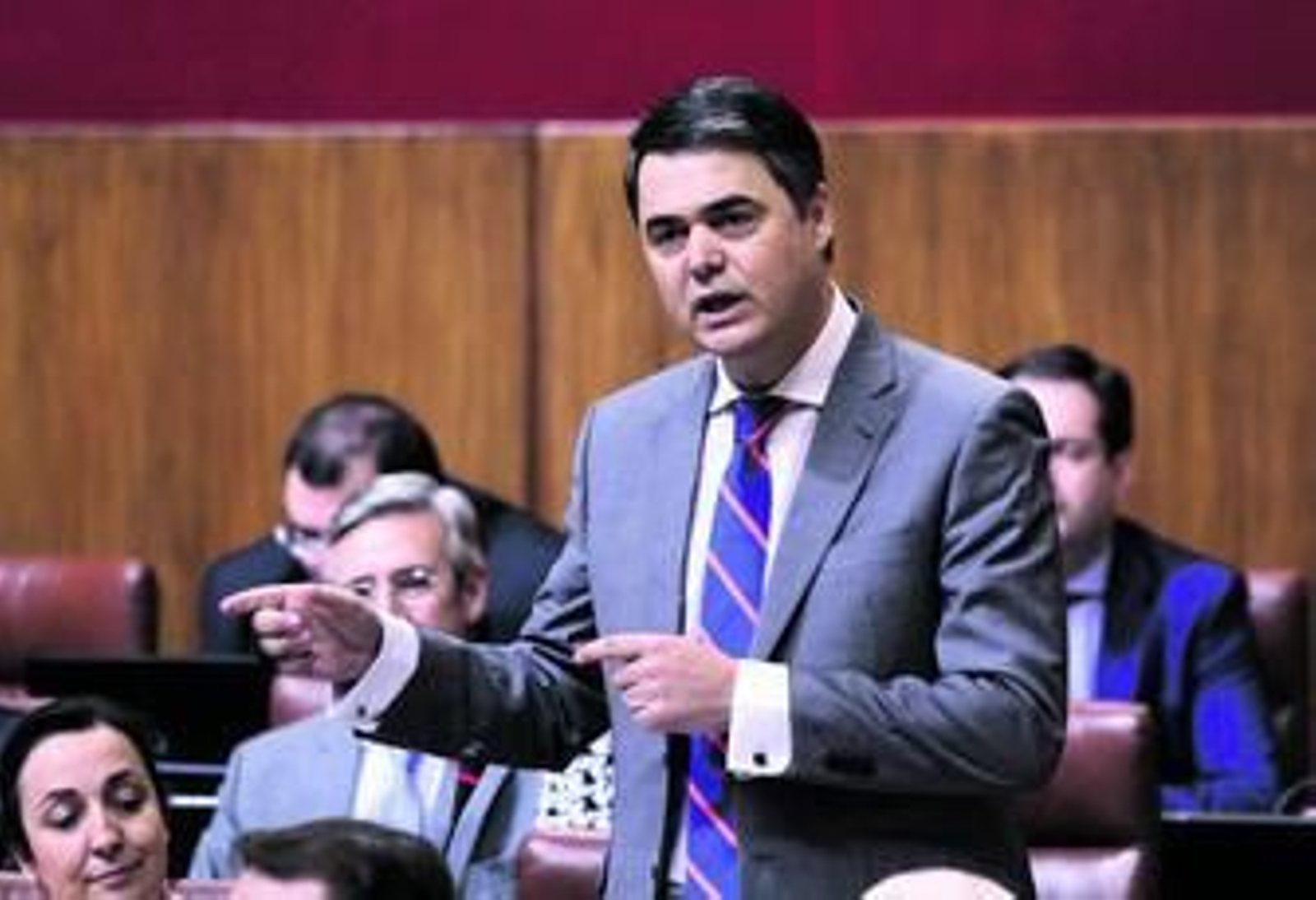 El portavoz del PP Carlos Rojas se dirige a la presidenta de la Junta, en la sesión de control de ayer en el Parlamento.