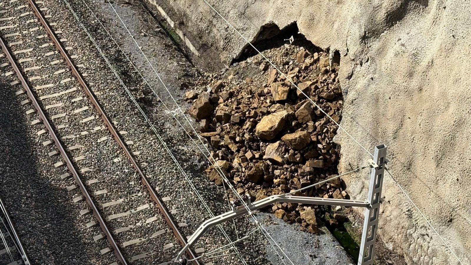 El desprendimiento deja material a escasos metros de las vías del tren.