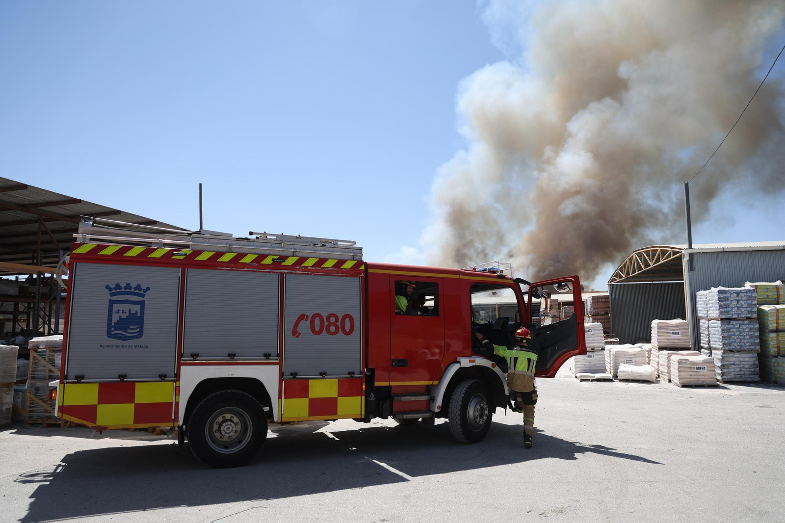 El incendio en la entrada del PTA, en imágenes