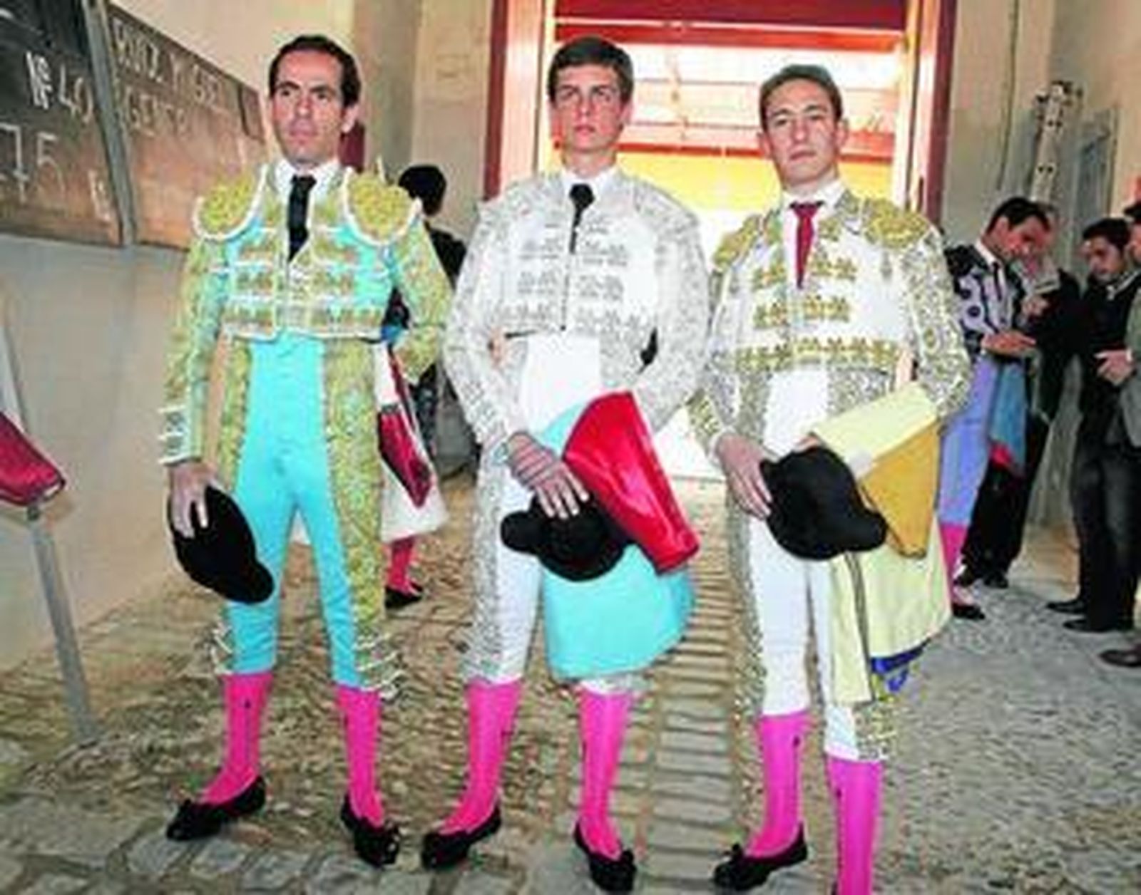 La terna novilleril de ayer en El Puerto, Rafael Tejada, David Galván y Fran Gómez, poco antes del paseíllo.