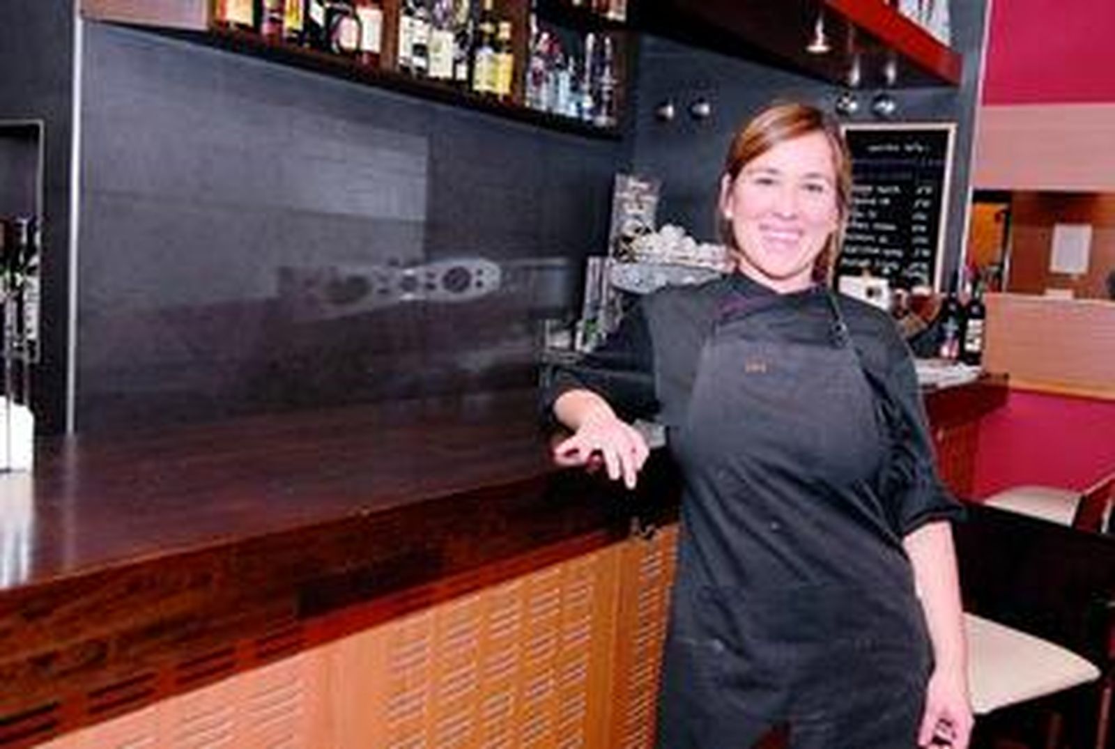 La autora de la tapa, en el restaurante Damasqueros del Realejo.