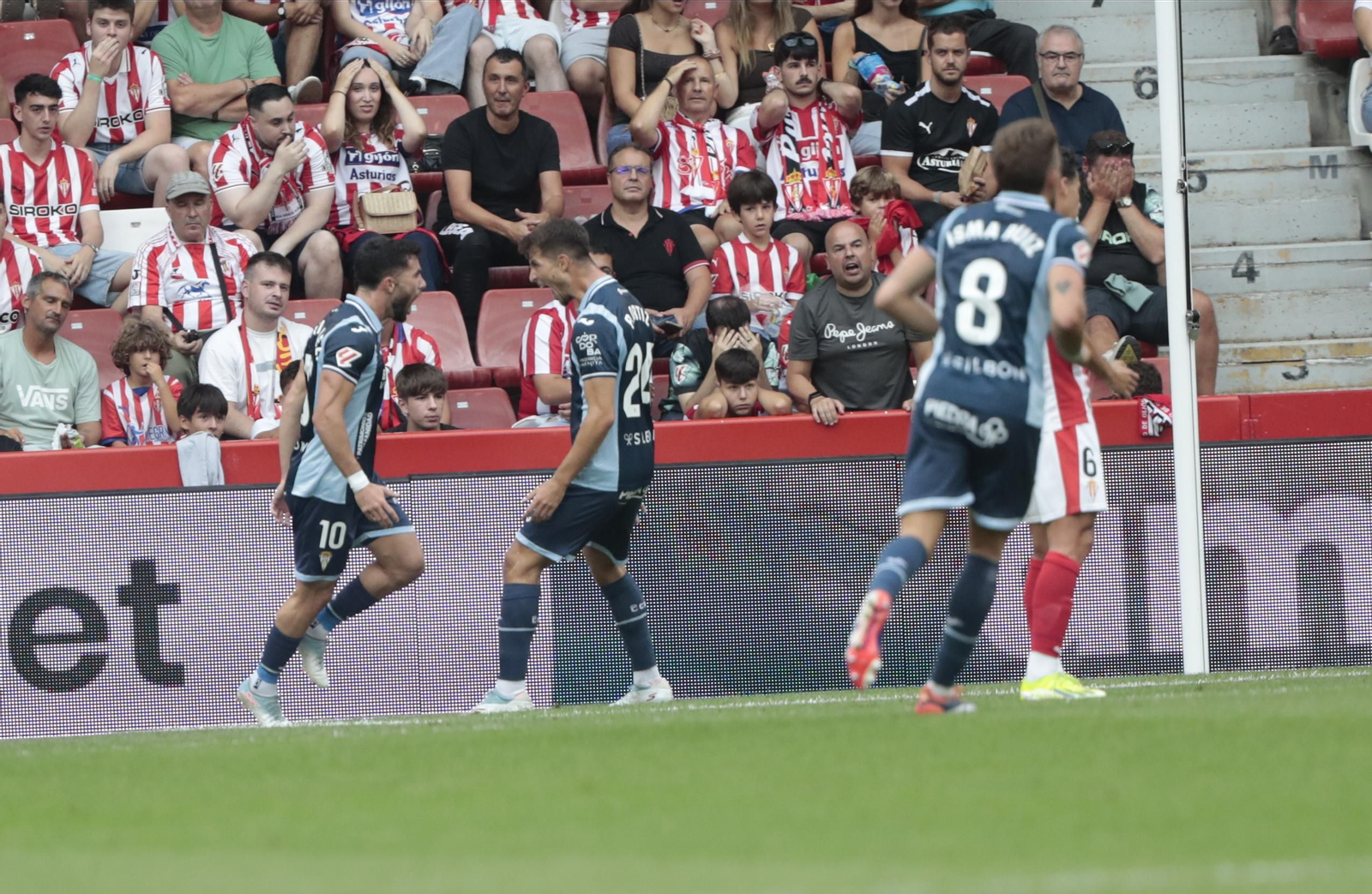 Jacobo celebra su tanto en Gijón junto a Pedro Ortiz.