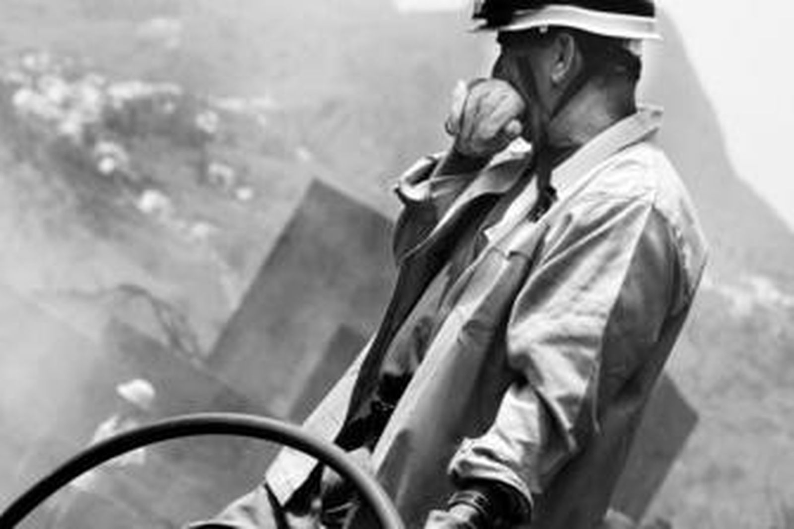 Un bombero intenta sofocar las llamas en La Gomera.