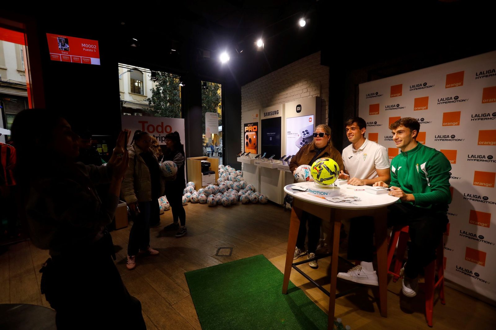 Las mejores fotos de la exitosa firma de autógrafos del Córdoba CF en el centro de la ciudad