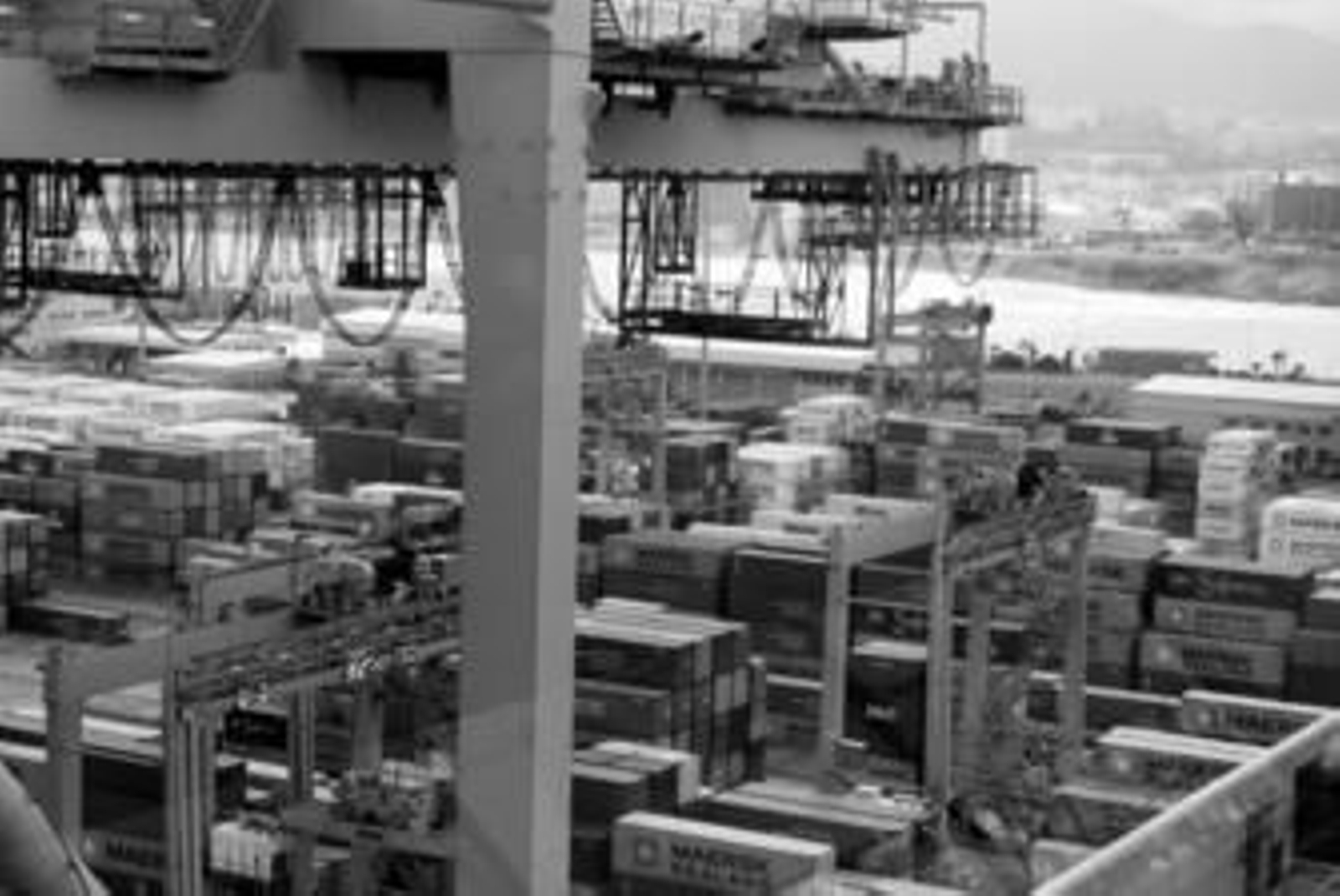 Contenedores apilados en APM Terminals en Algeciras.