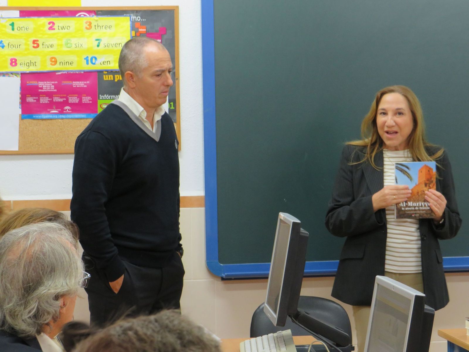 Carlos Javier López Martín, autor de la novela, y la directora del CEPer Retamar, Rosario Martínez.