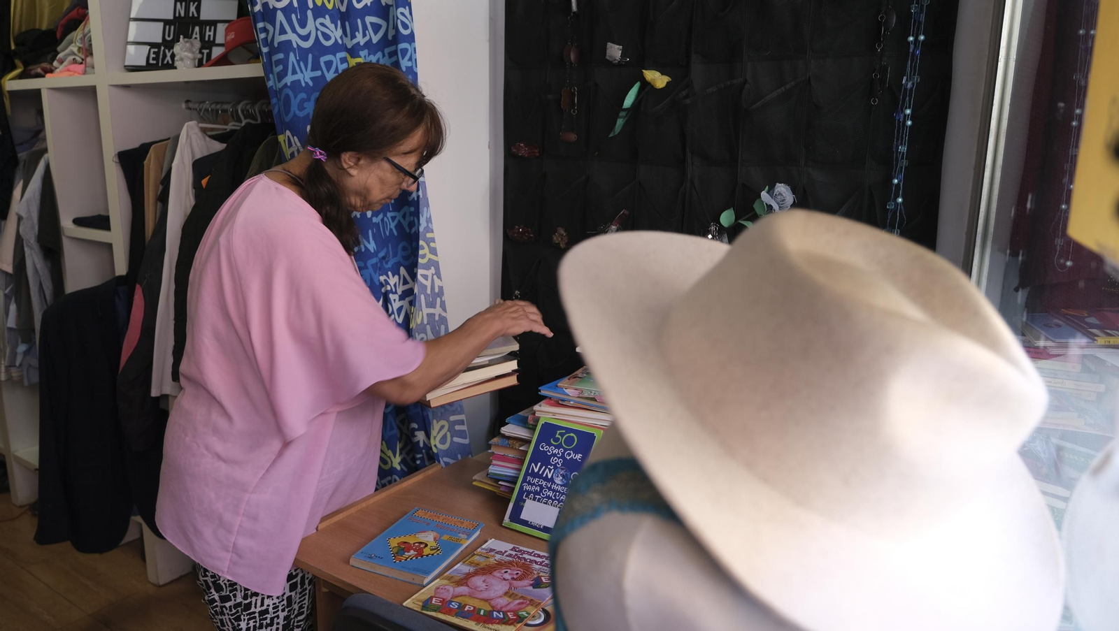 Las imágenes de la asociación que regala libros y ropa a las personas sin hogar en El Zapillo