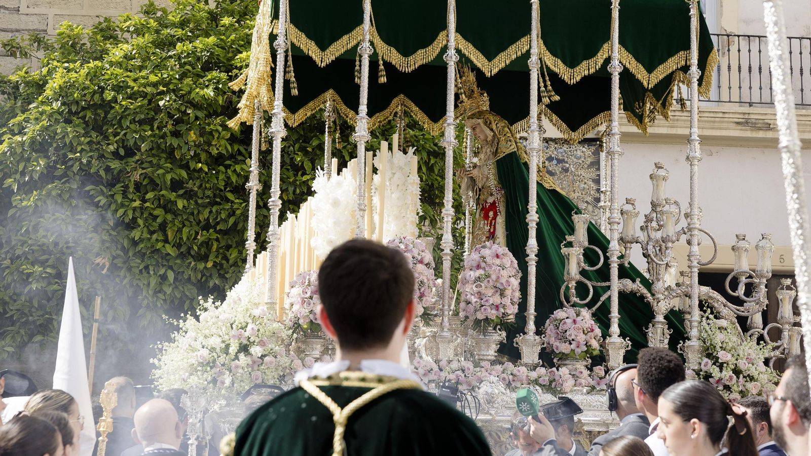 Imágenes de la salida del Nazareno del amor en la Semana Santa de Cádiz 2025