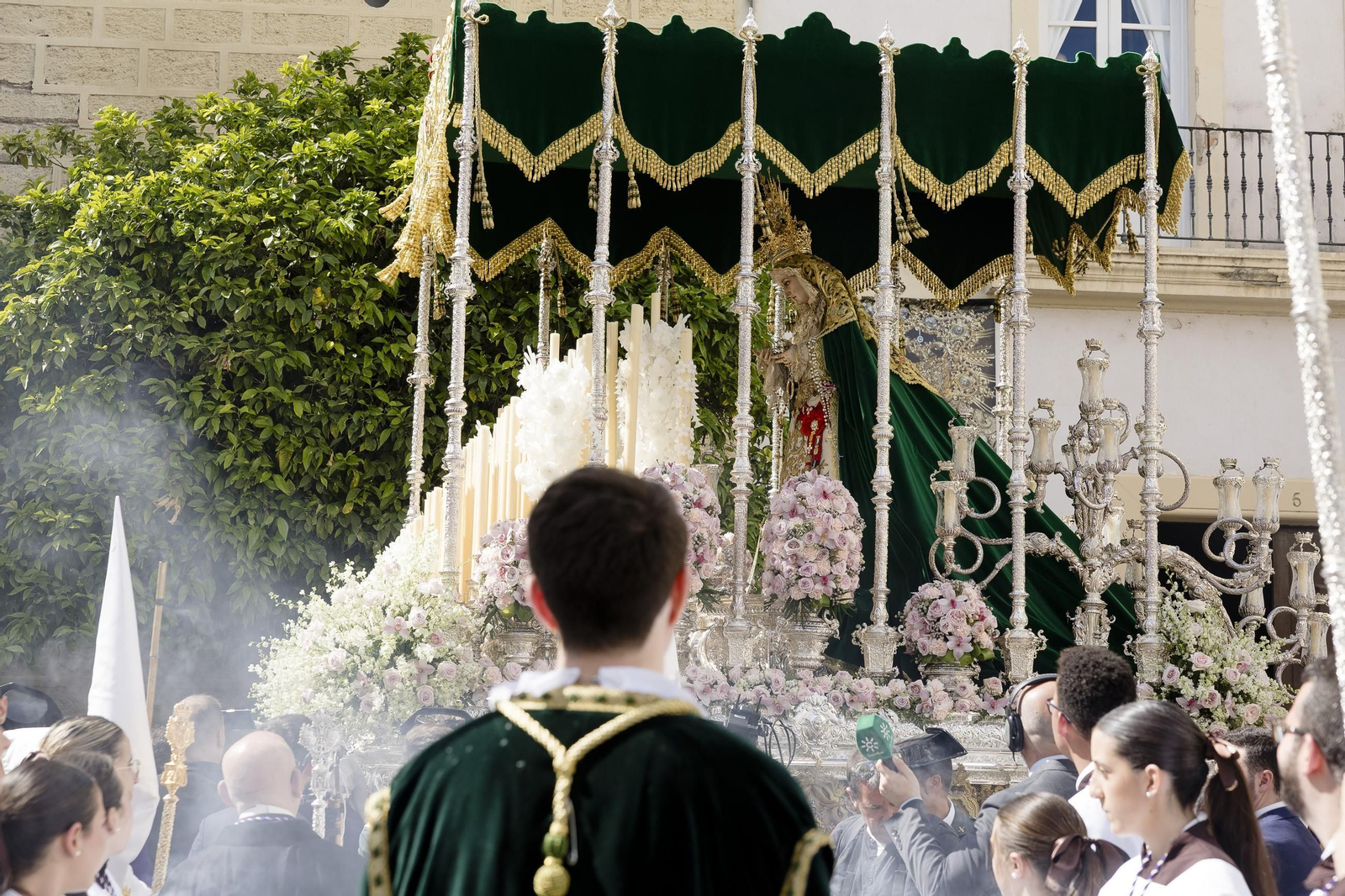 Imágenes de la salida del Nazareno del amor en la Semana Santa de Cádiz 2025