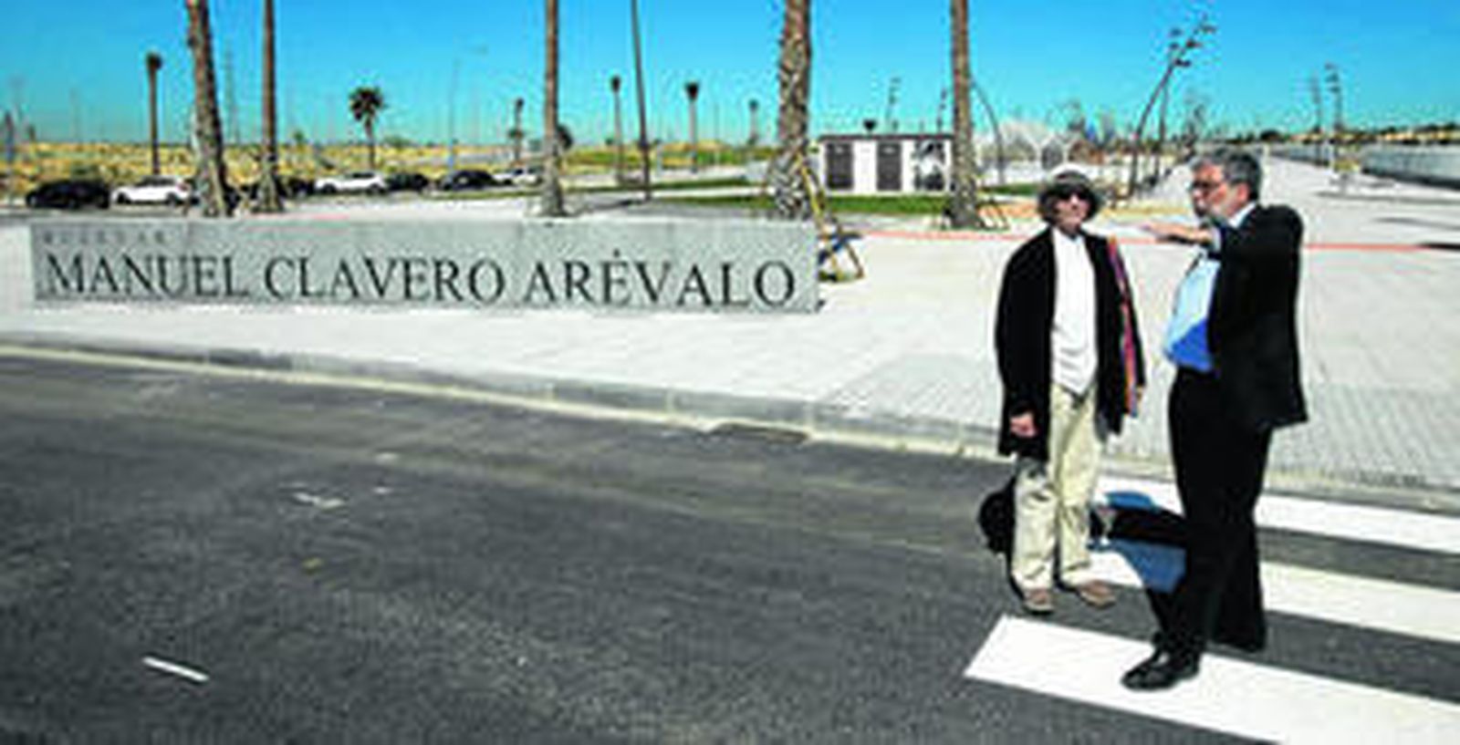 Guadalupe Clavero, una de las hijas del catedrático de Derecho Administrativo, atiende a las explicaciones de Francisco Toscano, ayer.