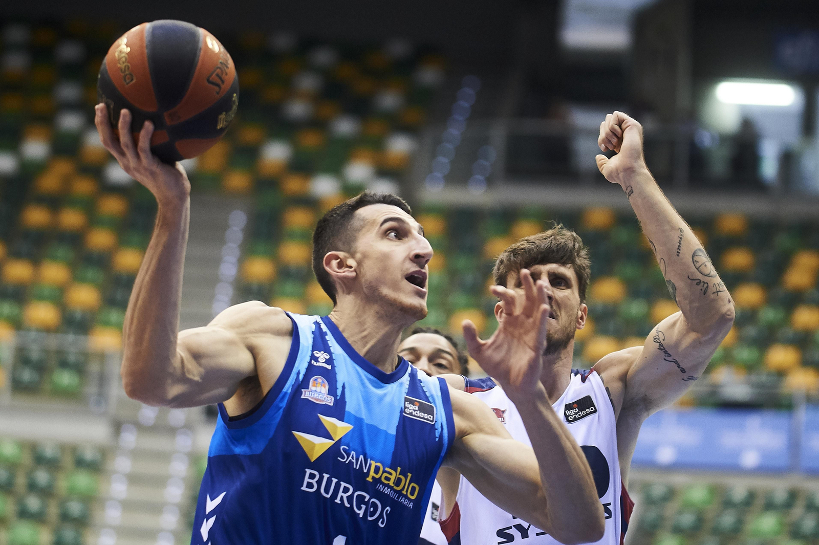 Dejan Kravic trata de anotar ante Polonara.