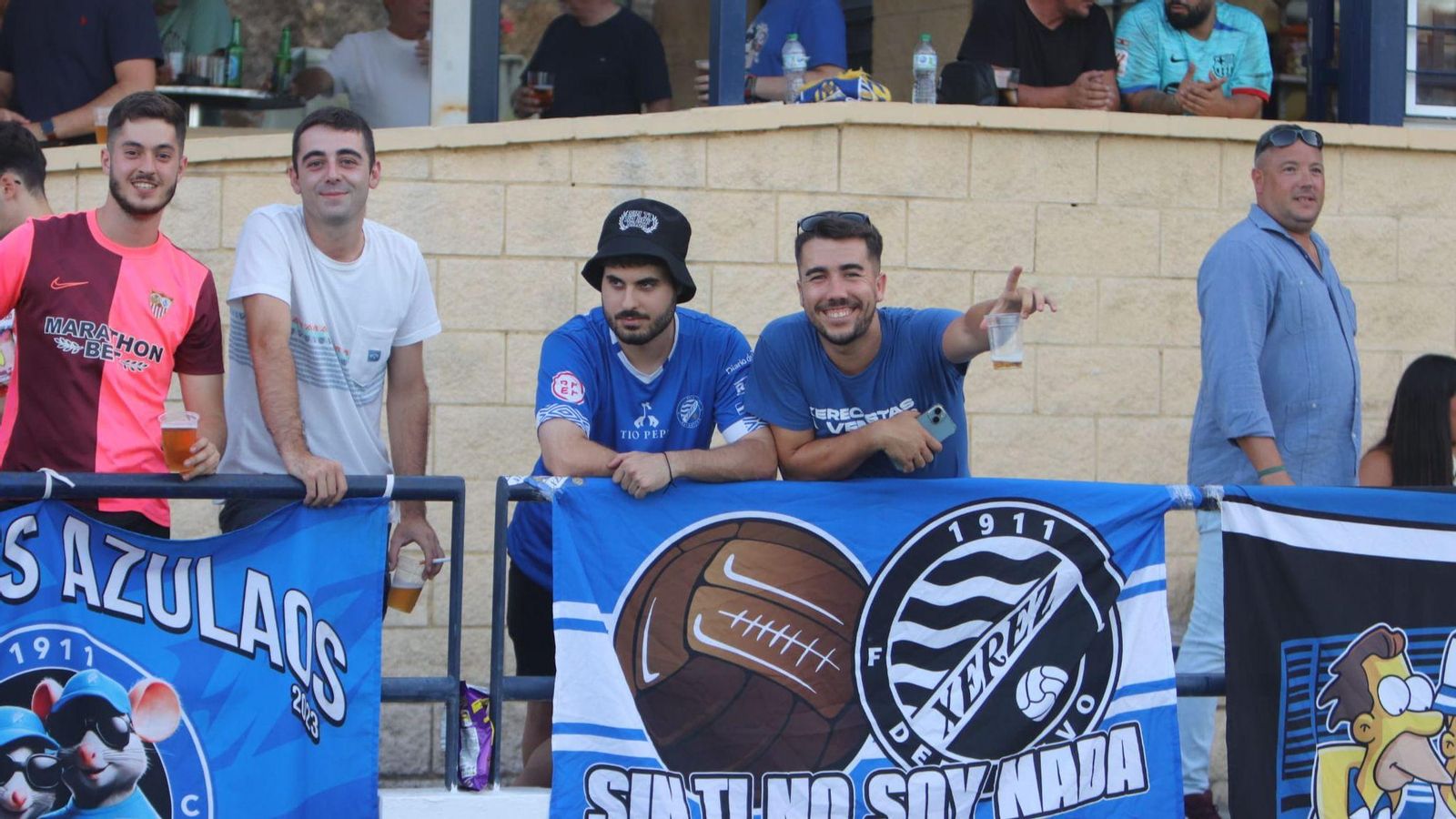 La afición también acompañó al equipo hasta Tomares.