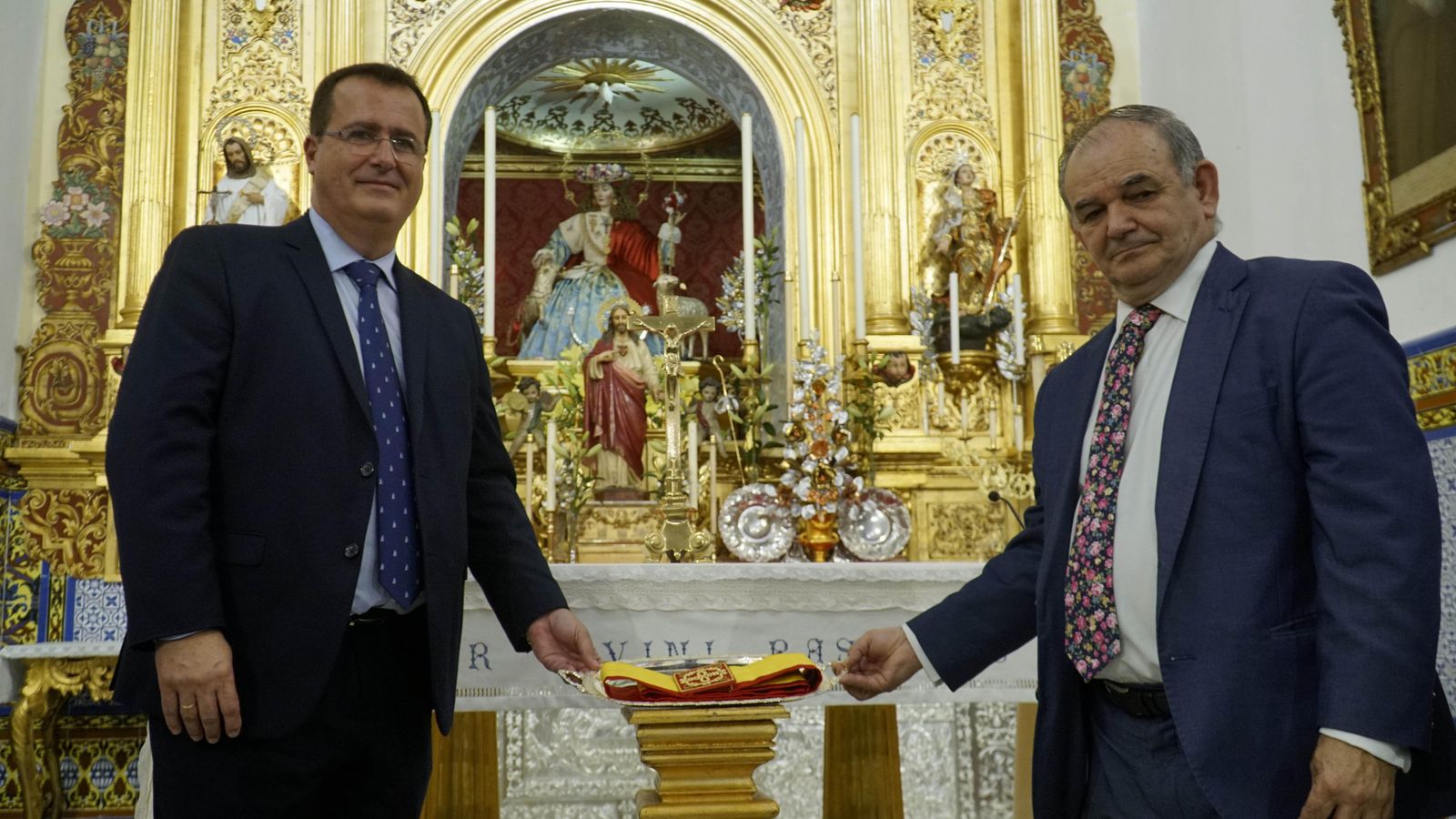 Juan Carlos Cabrera y Andrés Martín (hermano mayor de la Pastora de Santa Marina)  muestran el fajín de teniente de alcalde.