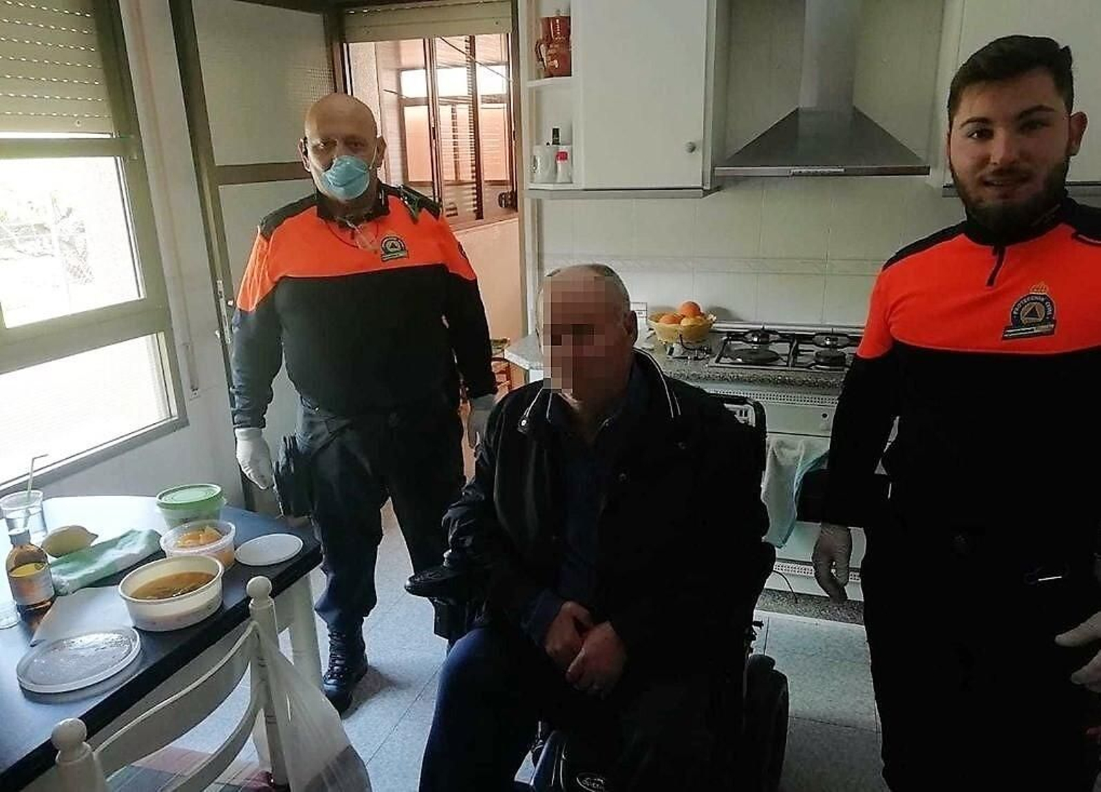 Igualdad reparte en una semana en Almería 397 menús gratuitos en domicilios de mayores que comían en centros de día