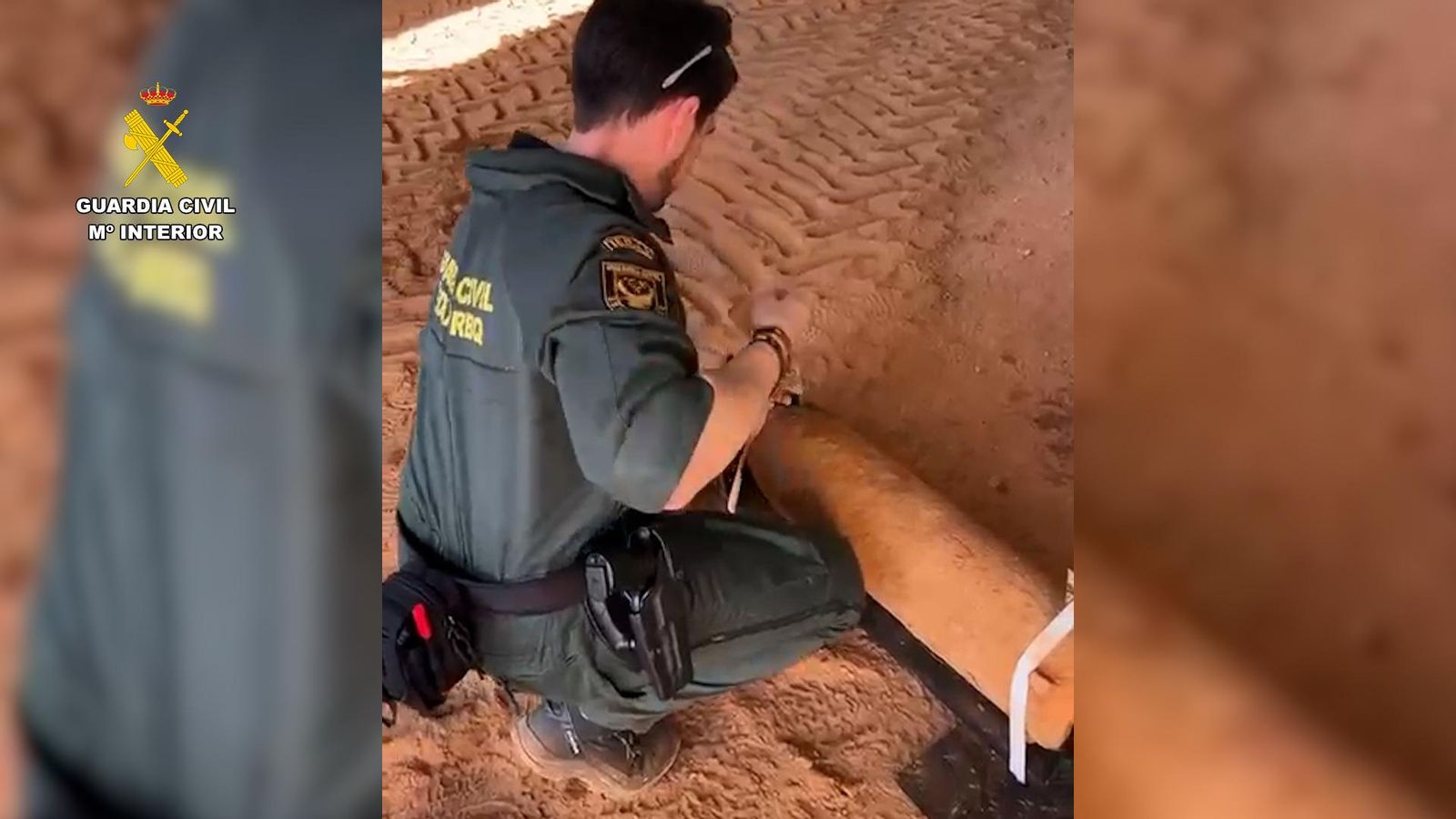 Un experto en explosivos de la Guardia Civil prepara la bomba para ser trasladada. Un experto en explosivos de la Guardia Civil prepara la bomba para ser trasladada.