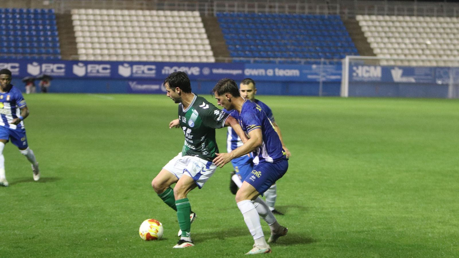 Curro Rivelott cubre el balón ante el exxerecista Álvaro Martínez.