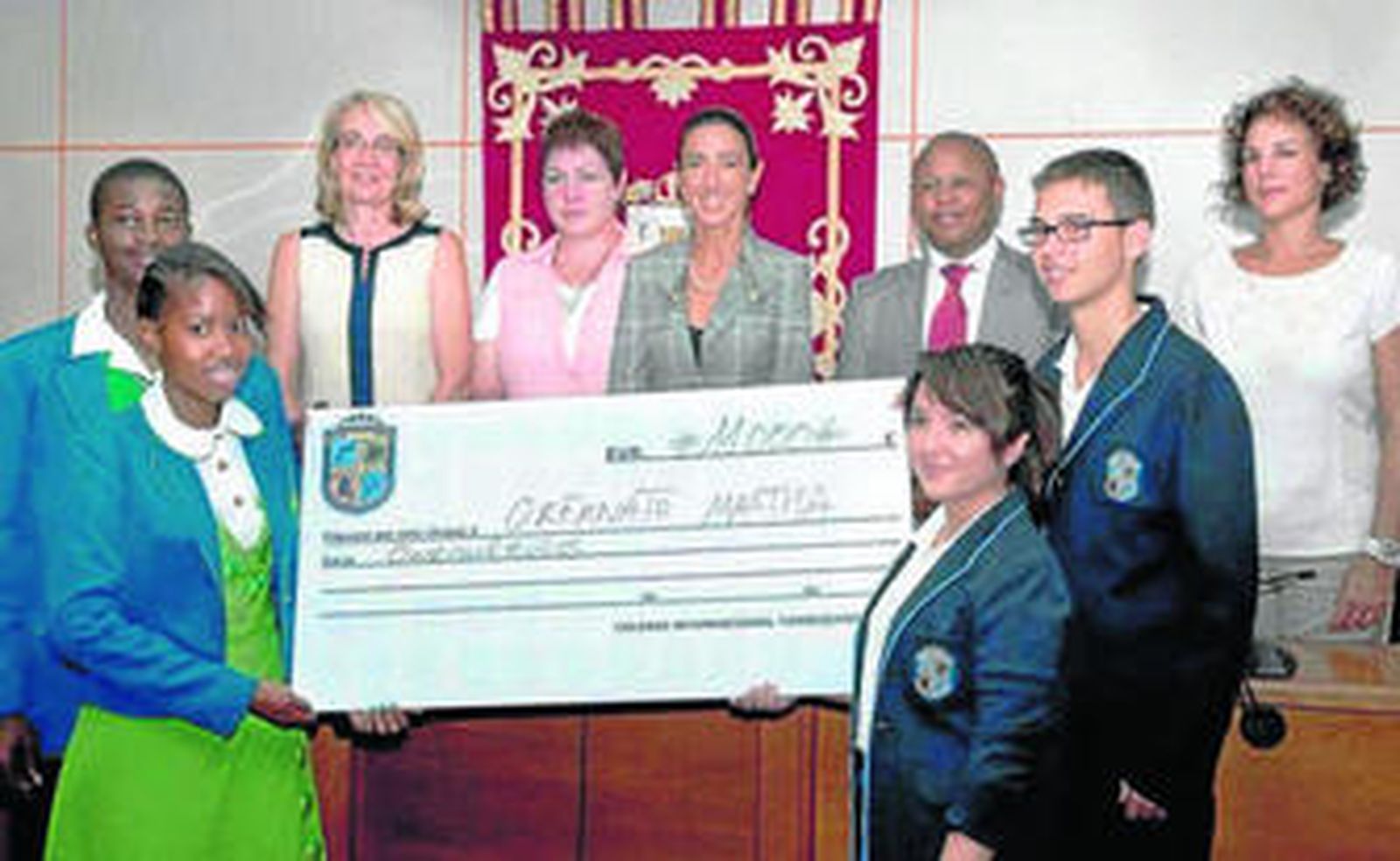 Entrega del cheque a los representantes que harán llegar el dinero a Sudáfrica.