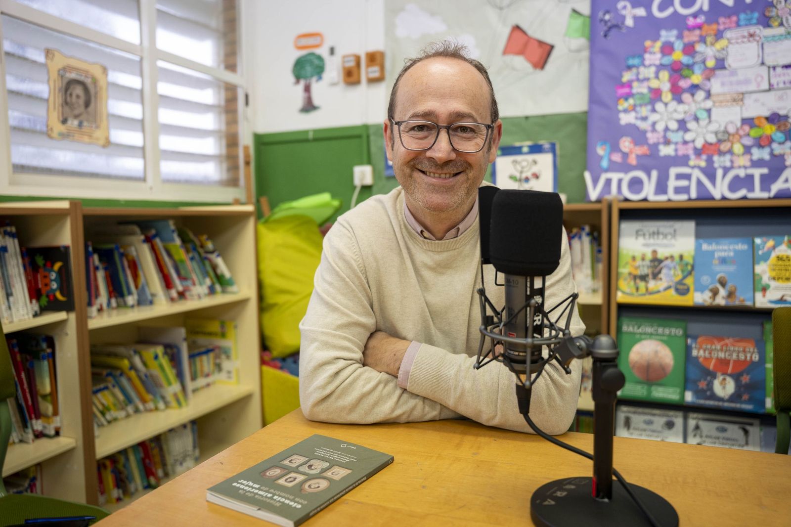Las imágenes del estreno de la radio escolar 'Onda Alberti' y su primer programa dedicado a la ciencia