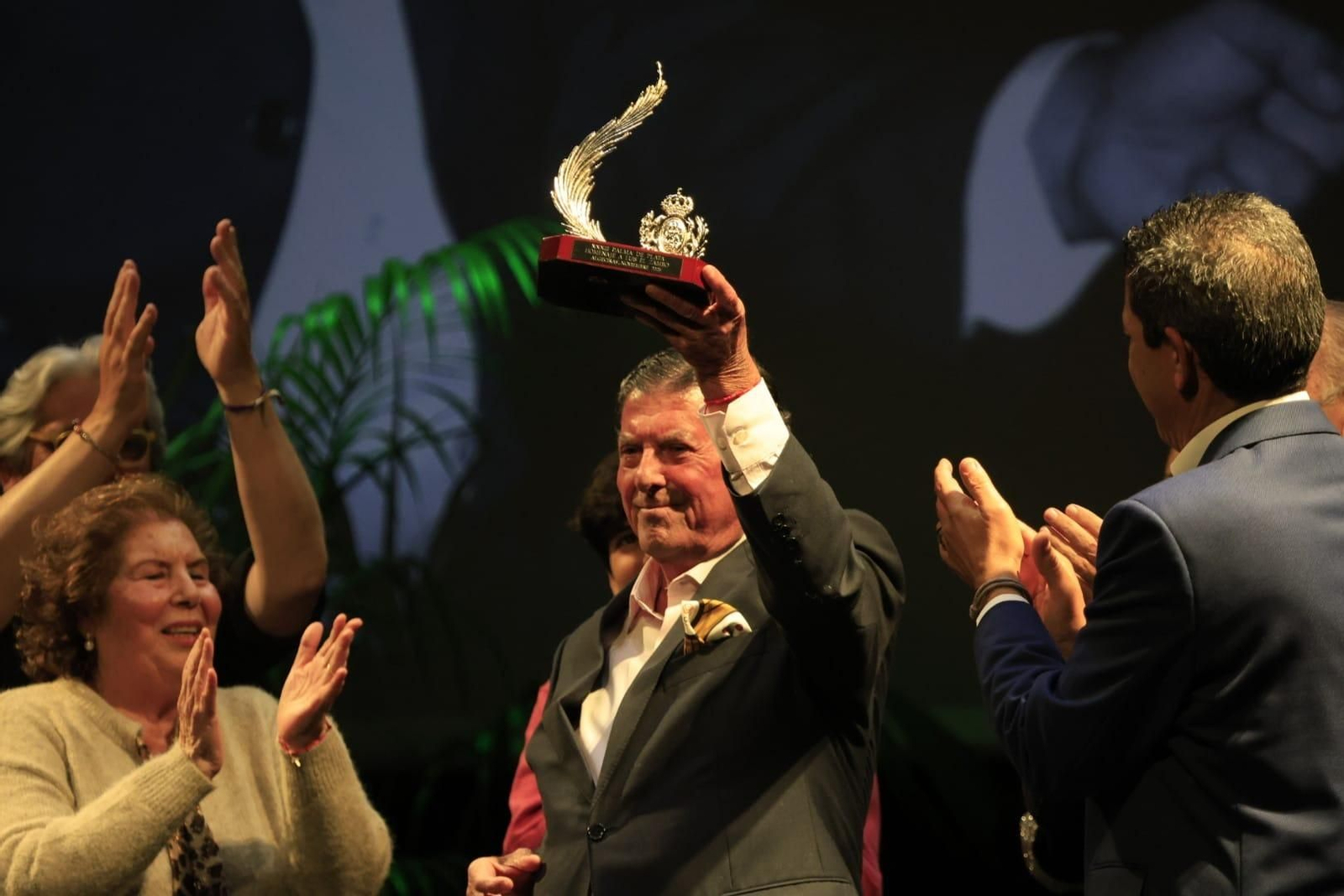 Luis El Zambo levanta la Palma de Plata en el teatro Florida.