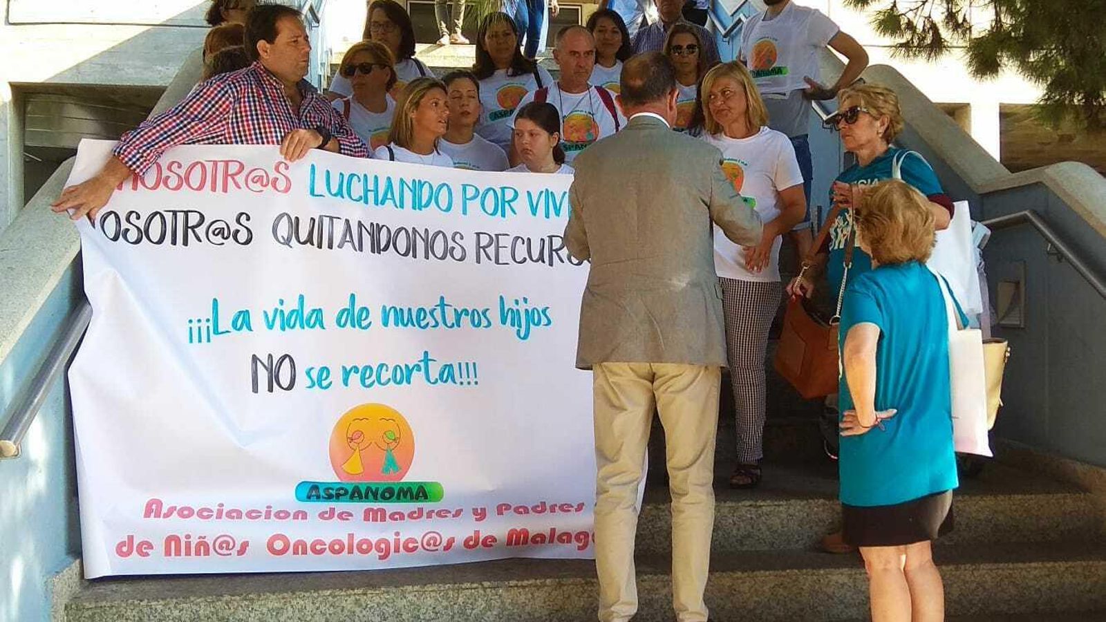 Varios de los padres en la concentración de esta mañana.