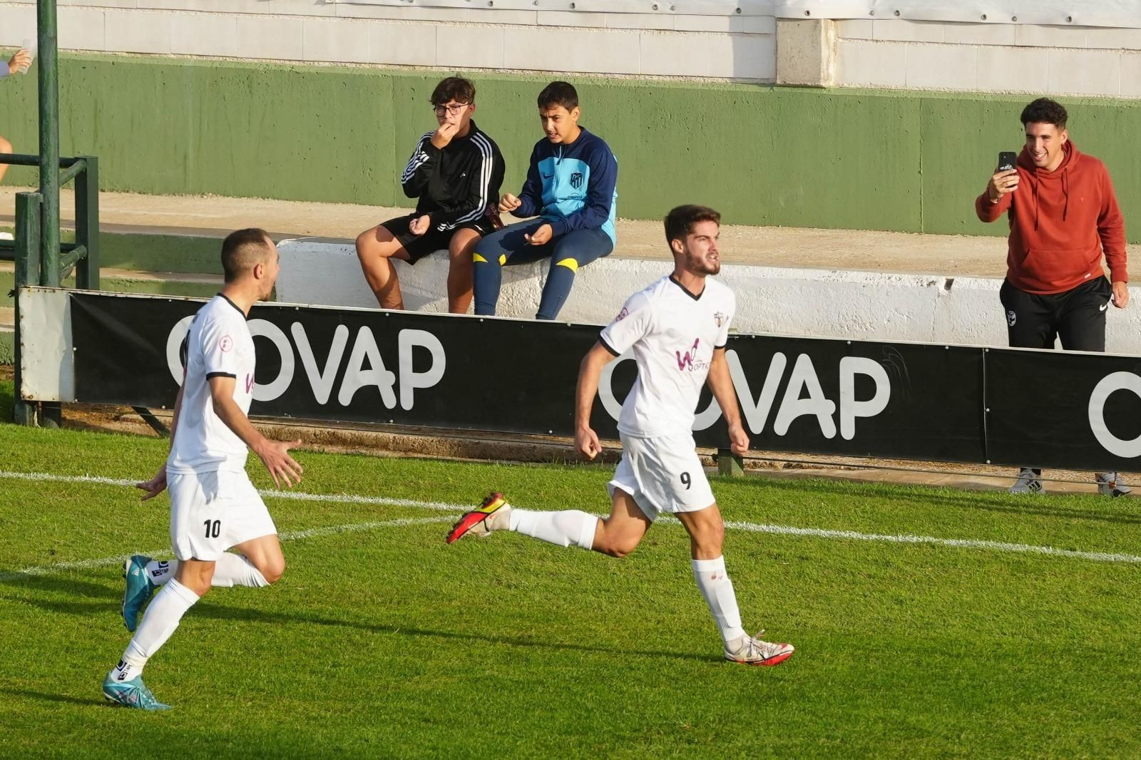 Abraham celebra uno de sus goles esta temporada en el Pozoblanco.