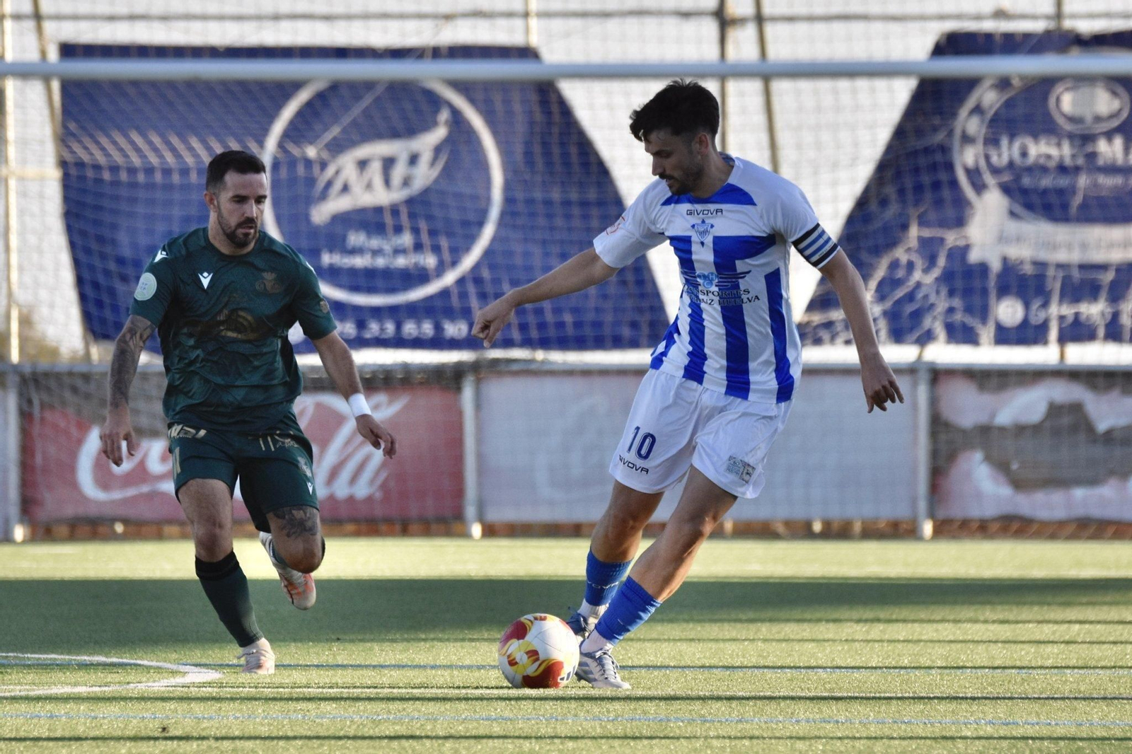 Sergio Chama controla el balón en el partido contra el Chiclana.