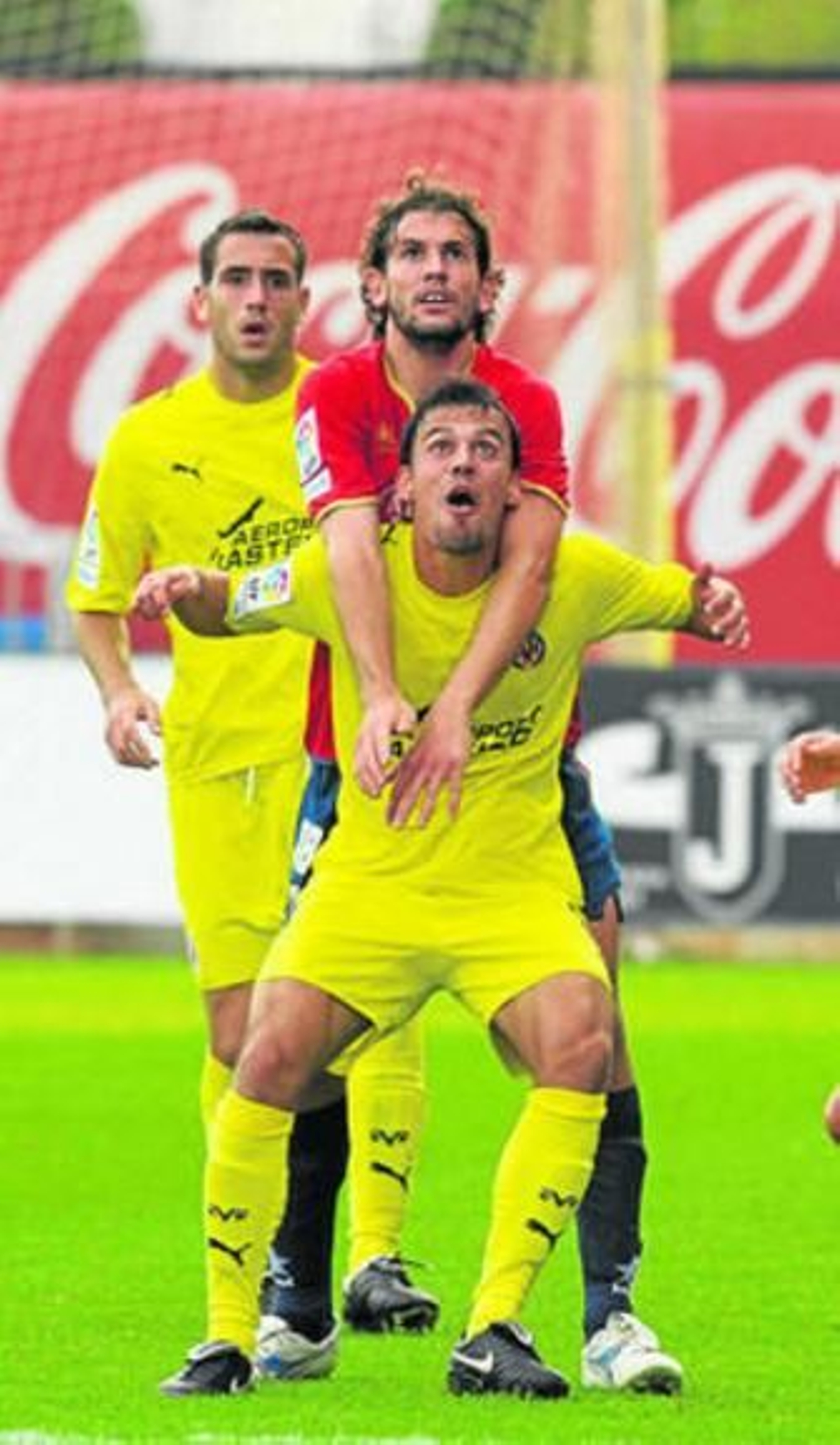 Matilla es sujetado para que no llegue a un balón aéreo.