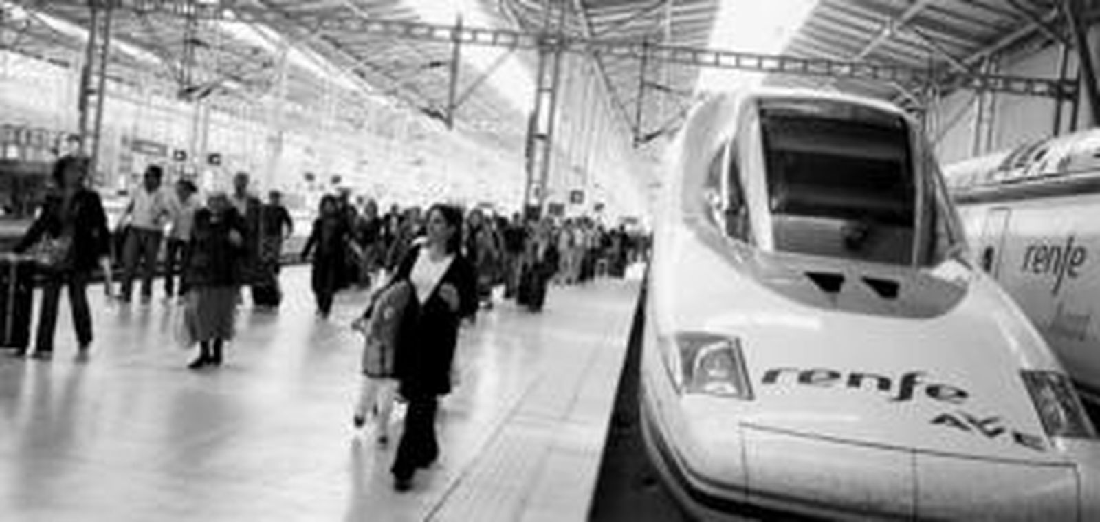 Decenas de viajeros, a su llegada a la estación María Zambrano, procedentes de Madrid.
