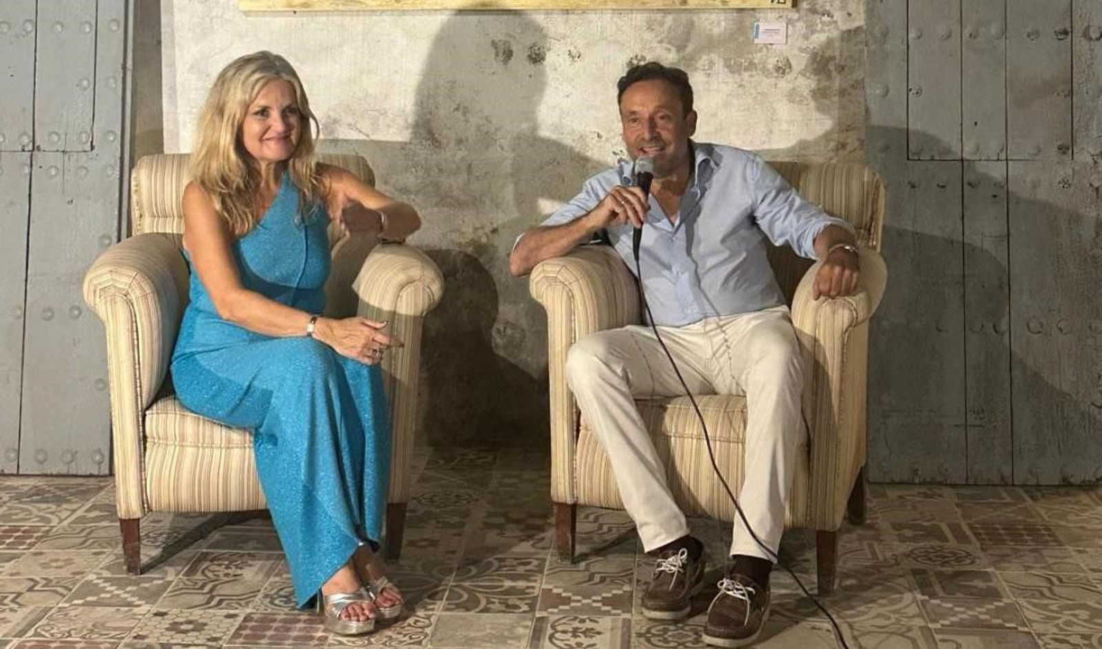 La pintora Belén Nature con Honorio Aguilar durante el acto de inauguración en la Casa del Palacio del reloj del sol.