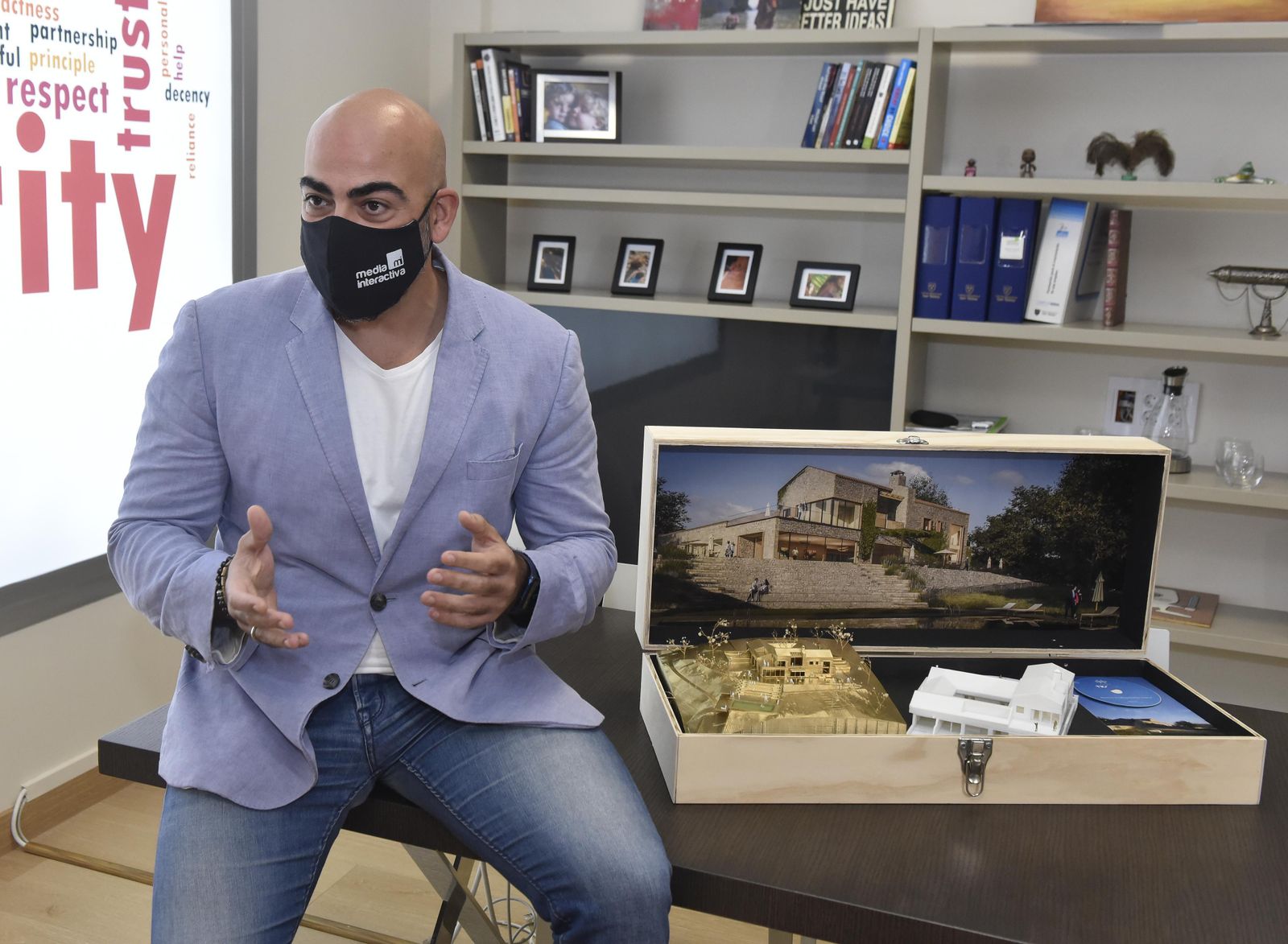 Sam Brocal, CEO de Media Interactiva, posa junto a la maqueta del hotel en su despacho.