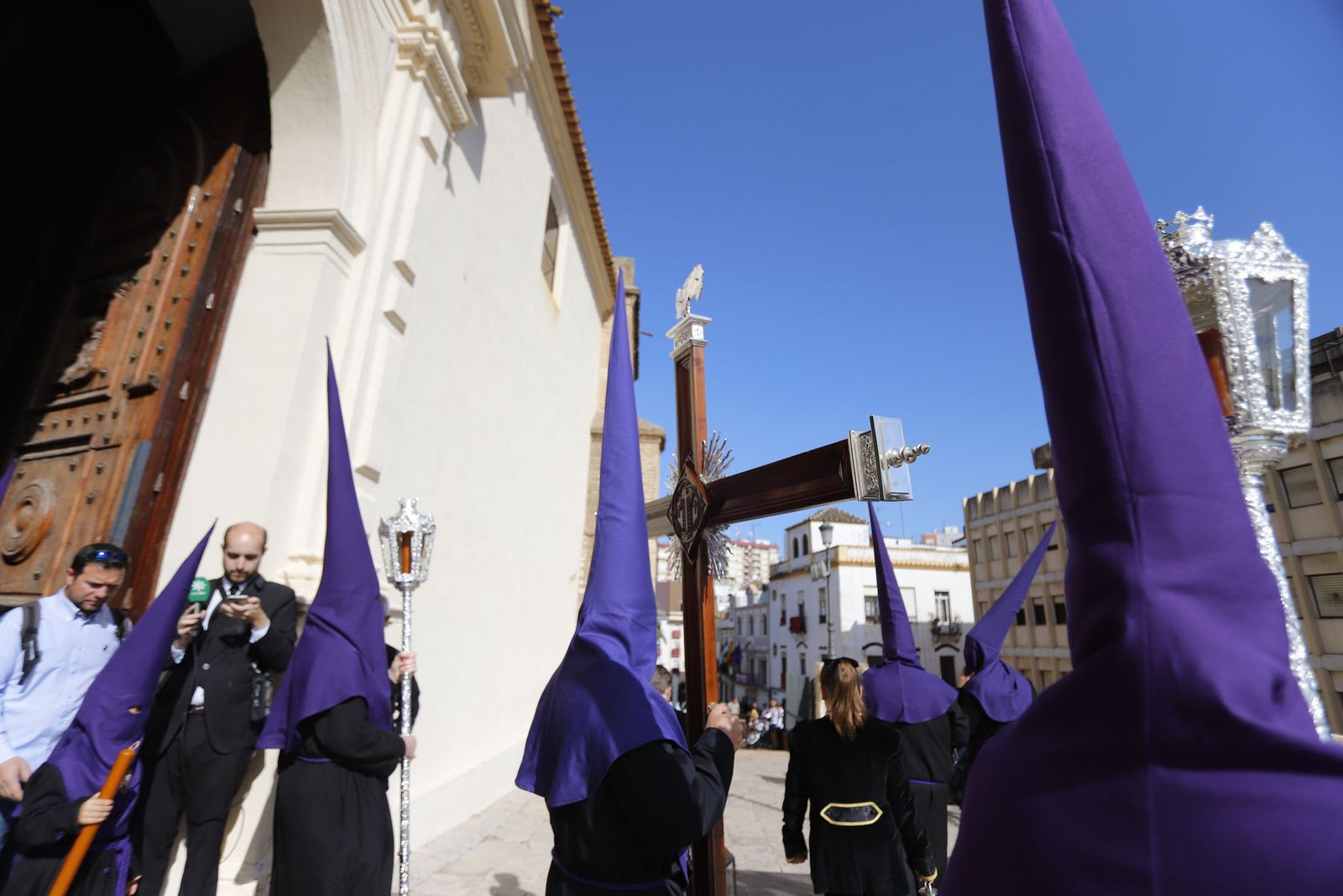 La Hermandad del Descendimiento en su recorrido por las calles de Huelva el Viernes Santo