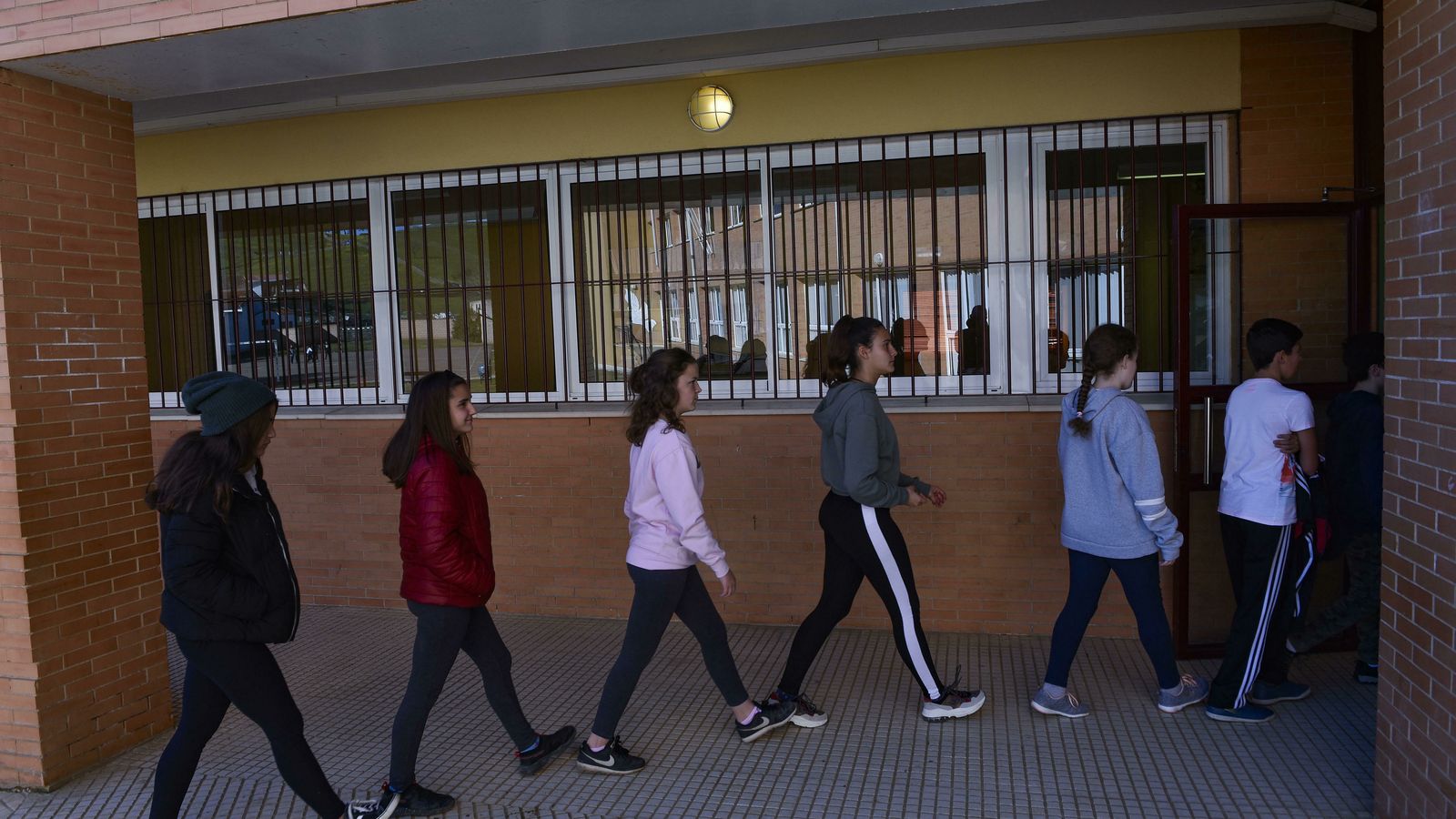 Los alumnos entran en fila al acabar el recreo.