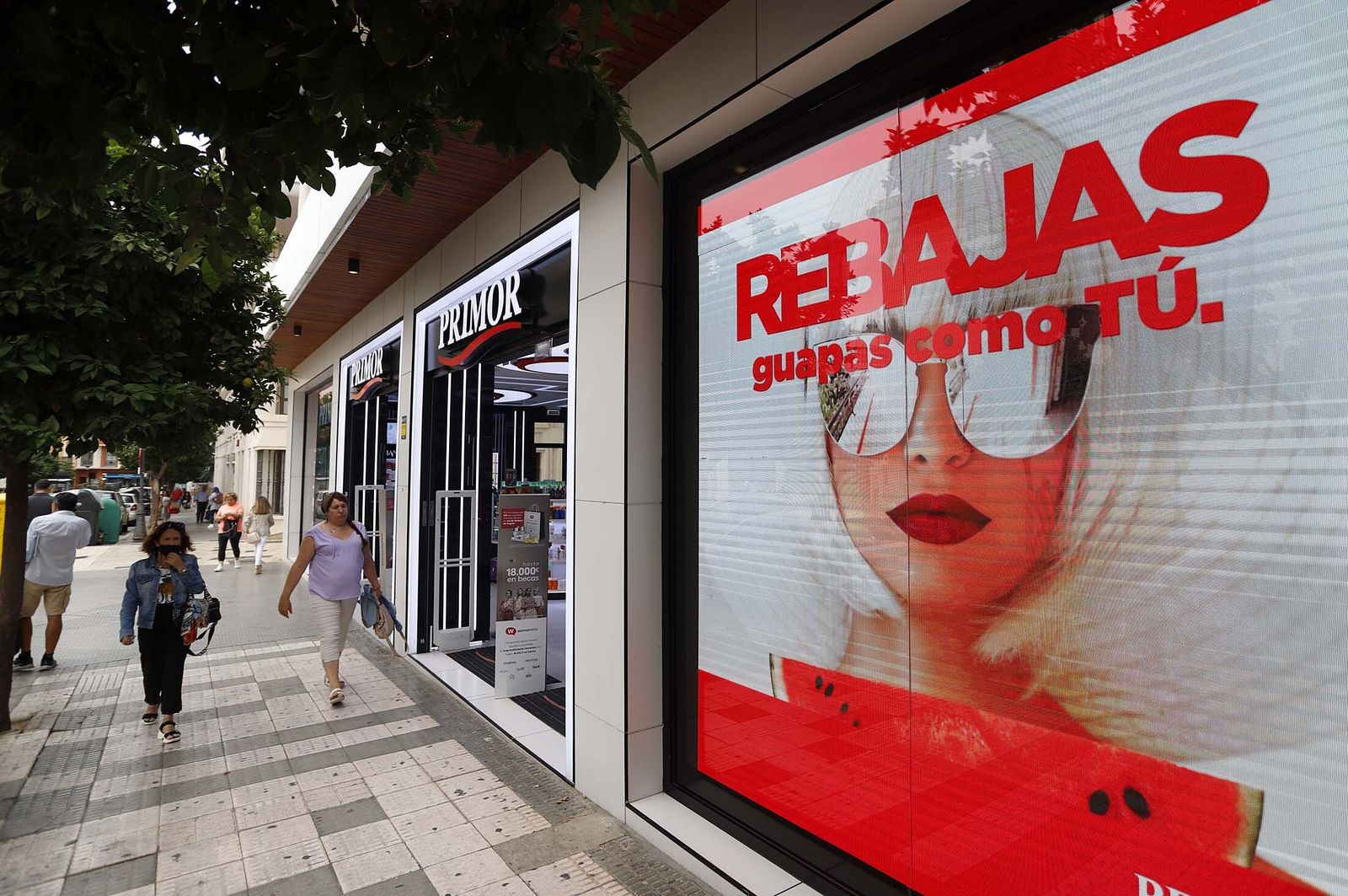 Inicio de las rebajas en un establecimiento de la capital onubense.