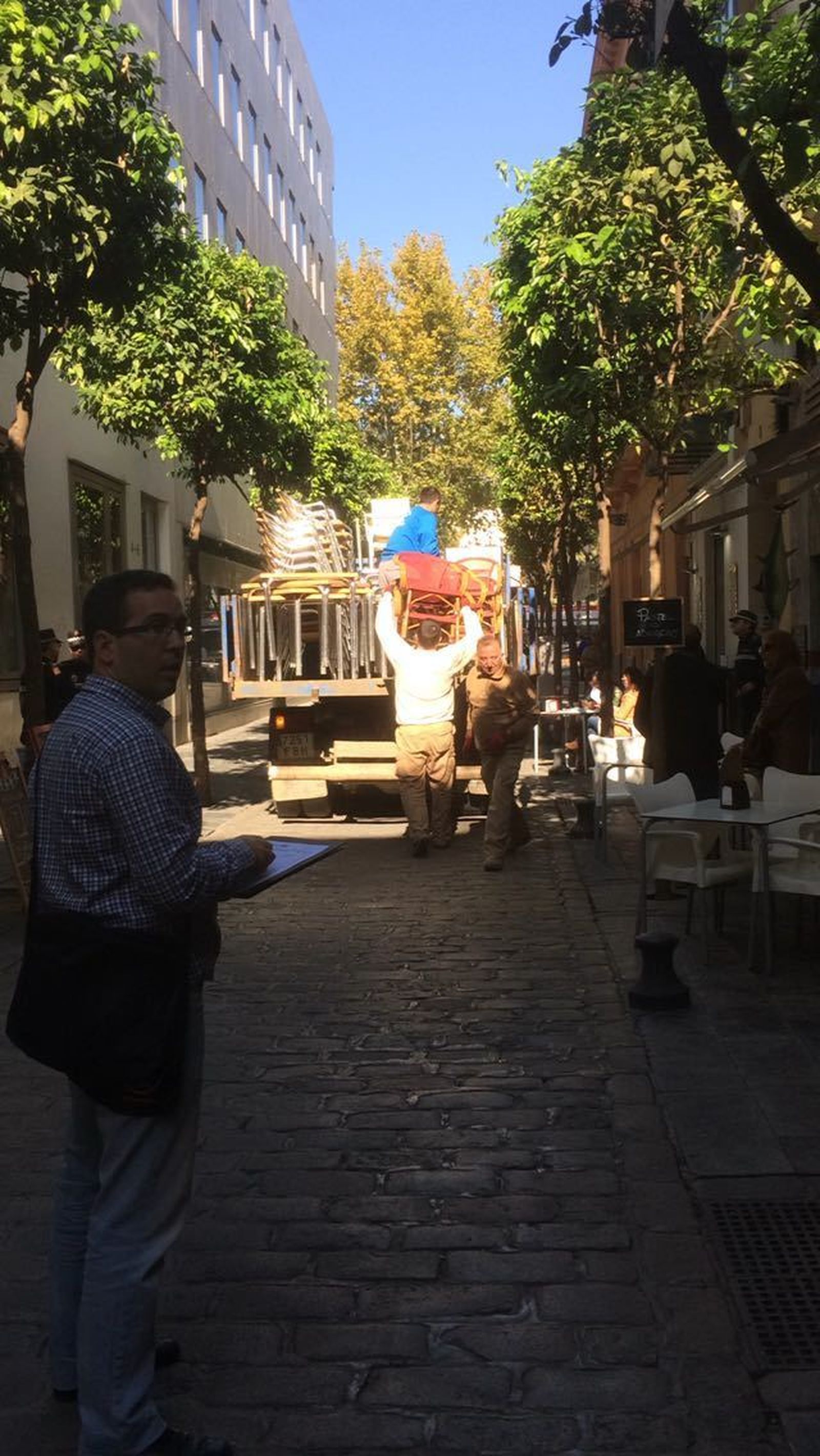 El camión de la Gerencia cargado de sillas y mesas en la Plaza Nueva, ayer.