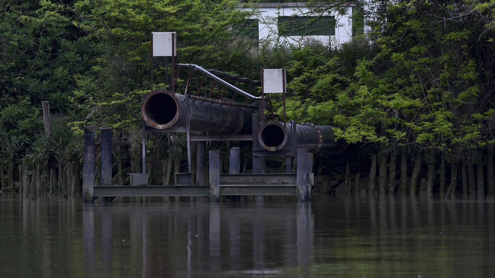 Desagües y sifones en el río.